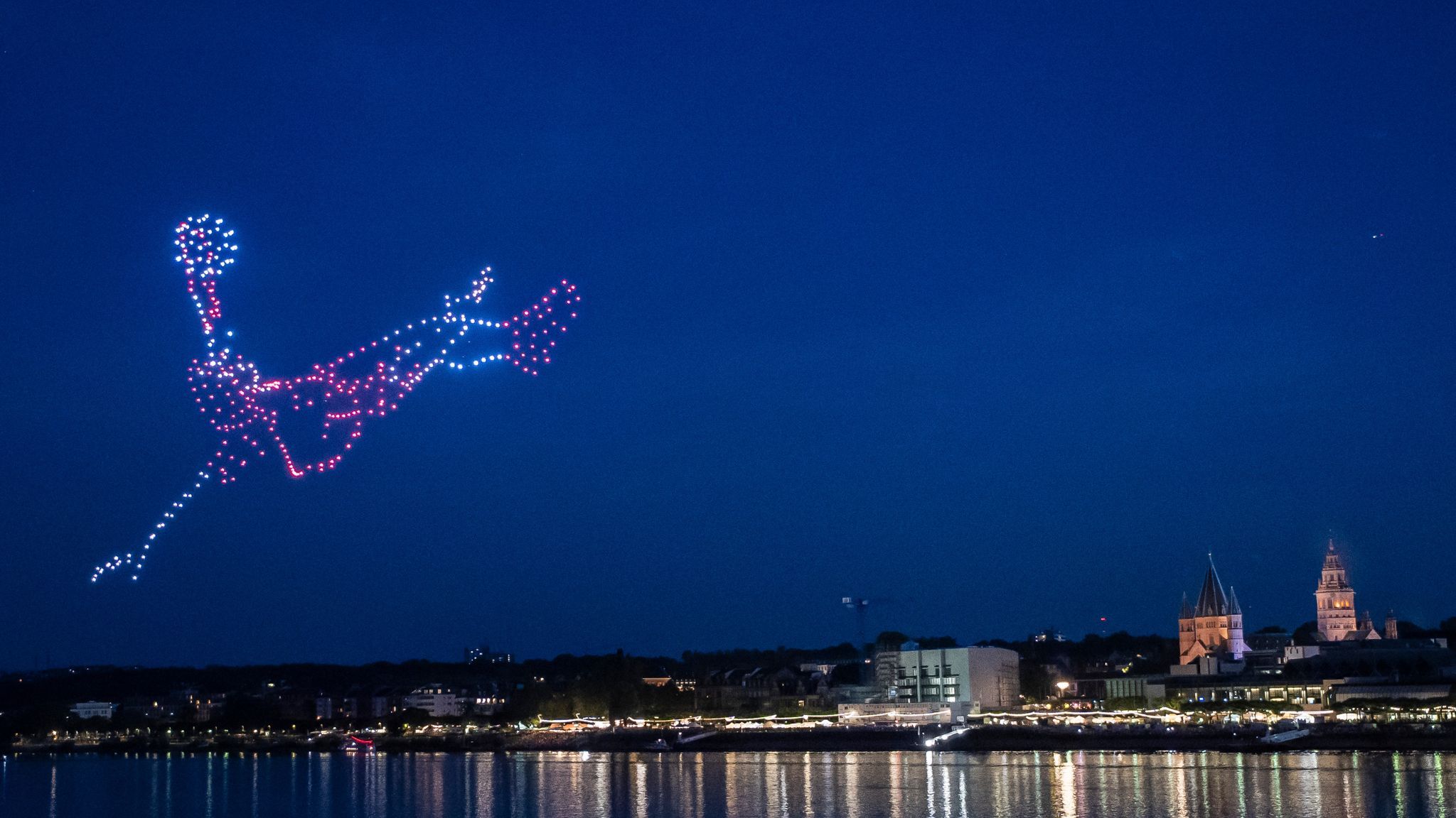 Fußball-WM im Zentrum von Mainzer Drohnen-Licht-Show