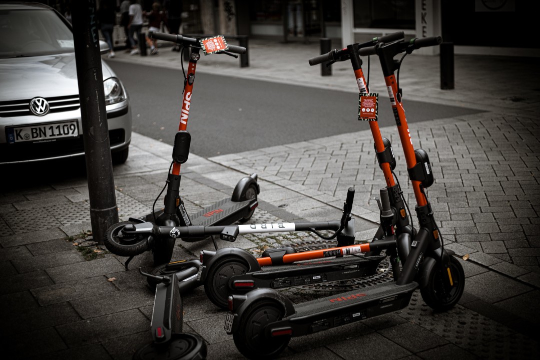 E-Scooter-Fahrer steht unter Alkohol- und Drogeneinfluss E-Scooter-Fahrer steht unter Alkohol- und Drogeneinfluss