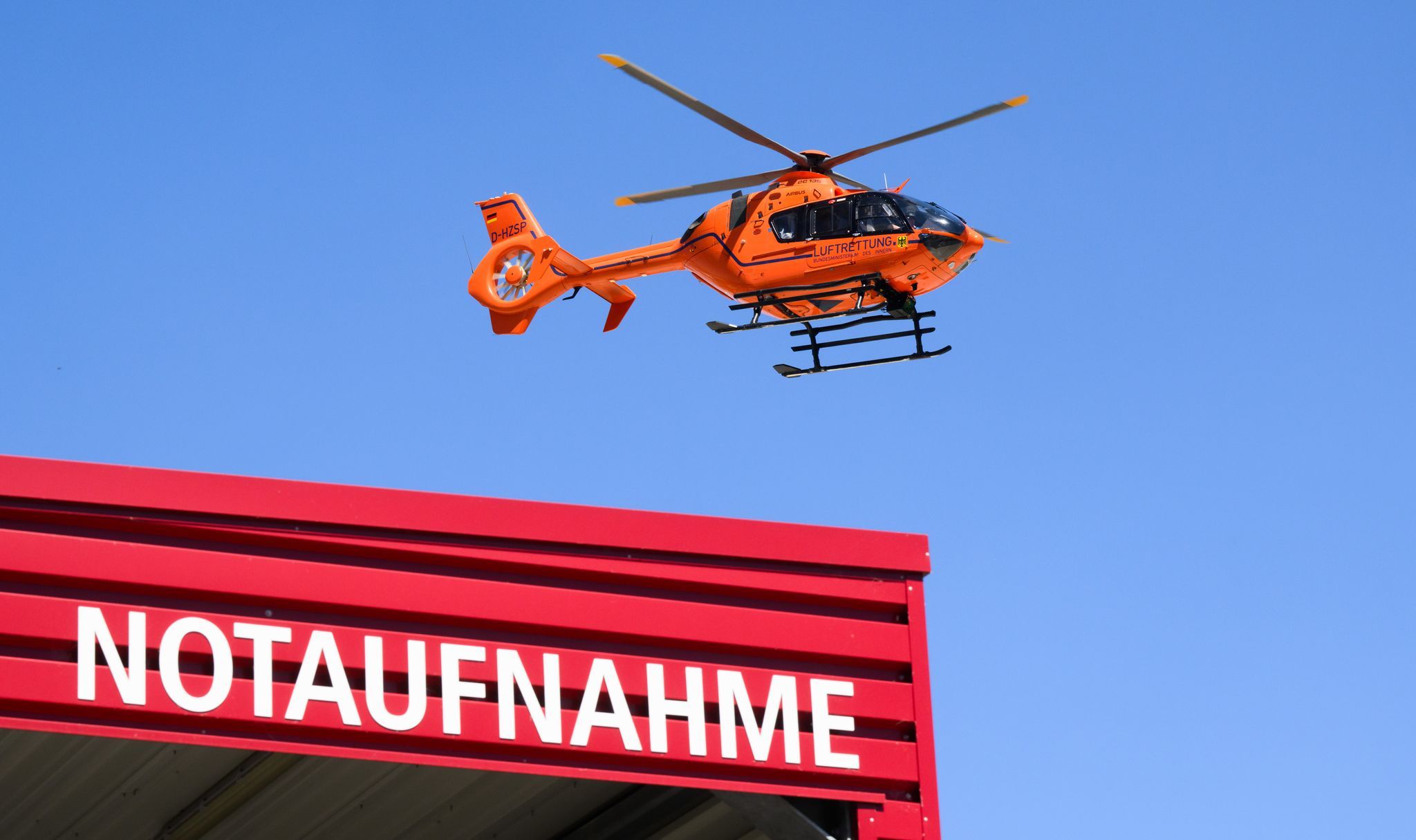 Radfahrer schwer verletzt - Polizei sucht flüchtigen Jungen