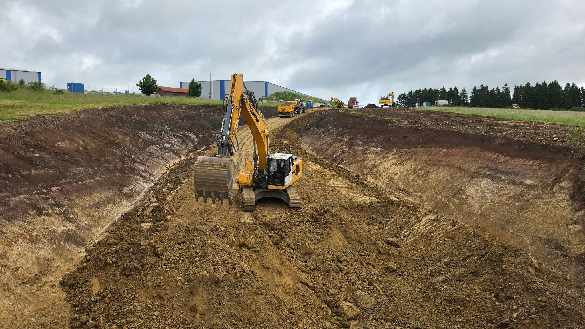 Planierraupen bei Weiterbau der Autobahn 1 im Einsatz Planierraupen bei Weiterbau der Autobahn 1 im Einsatz