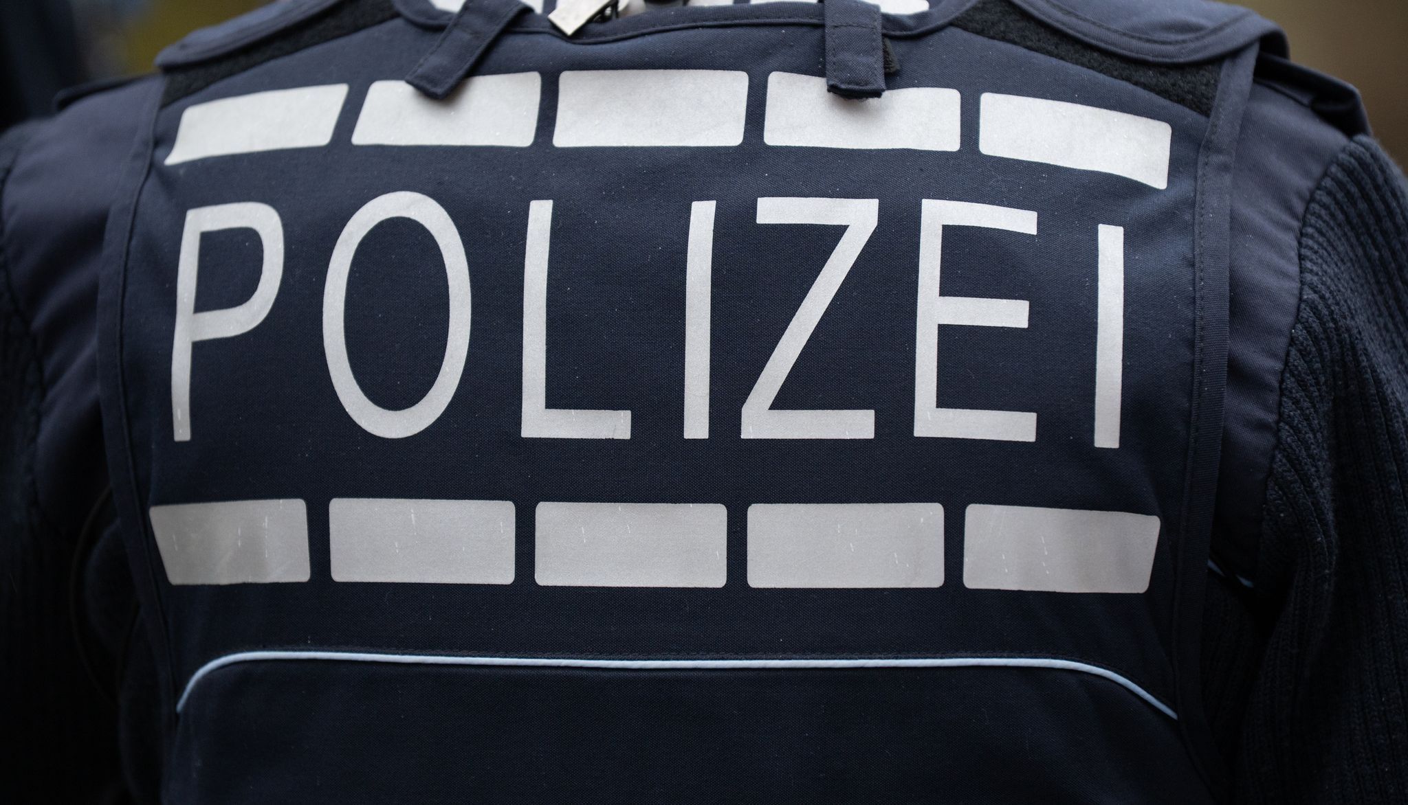 Partygast prügelt sich mit Gastgeber und verletzt Polizisten