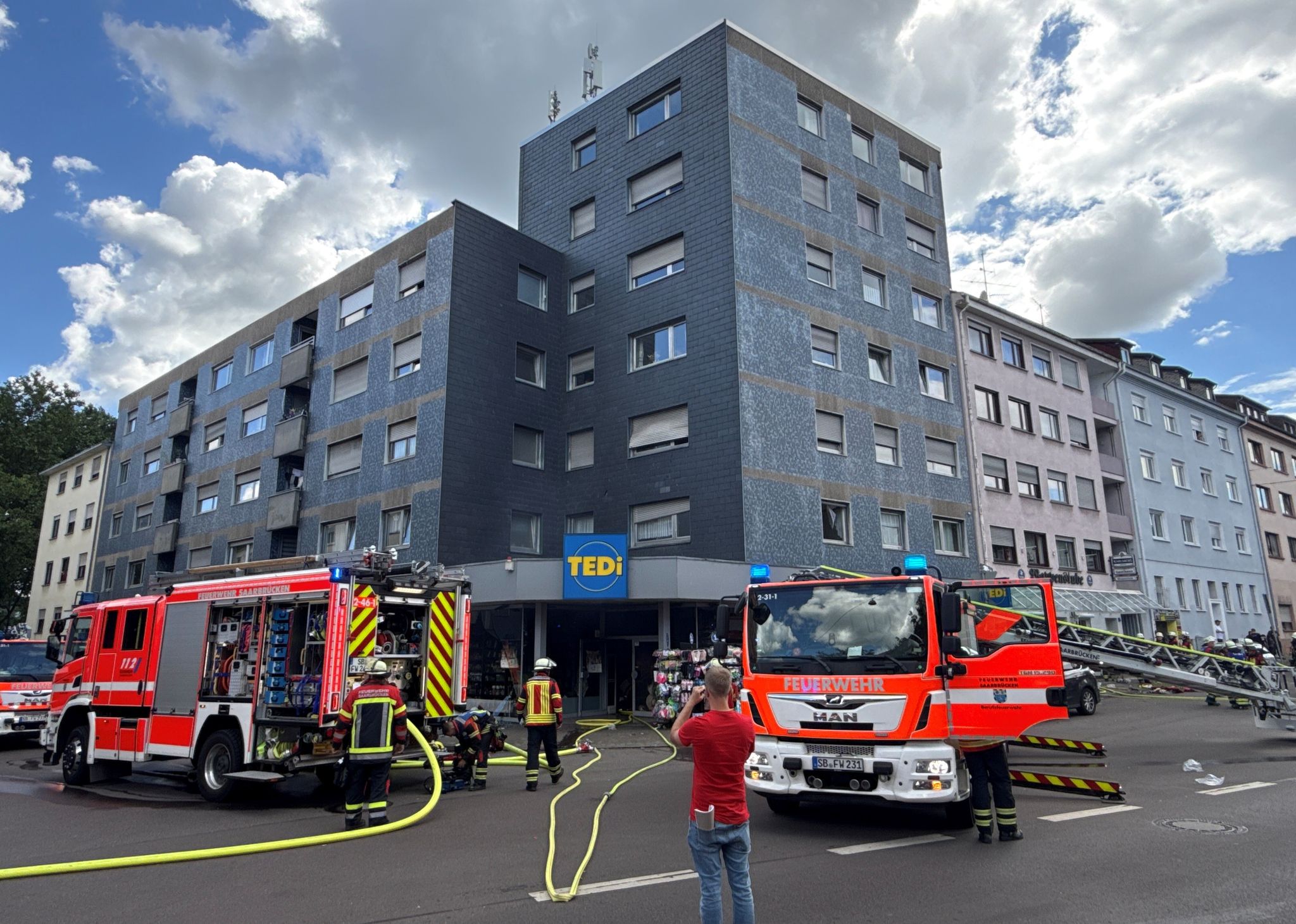Brand in Geschäft – mindestens zehn Menschen leicht verletzt