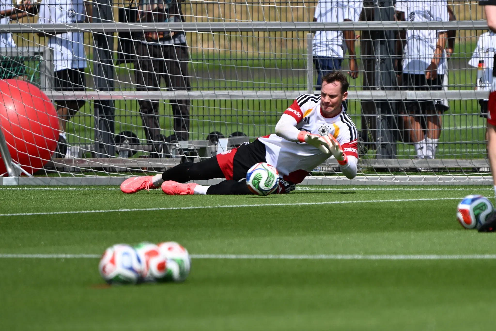Los geht's: DFB-Tross hebt mit Neuer-Signal in die USA ab