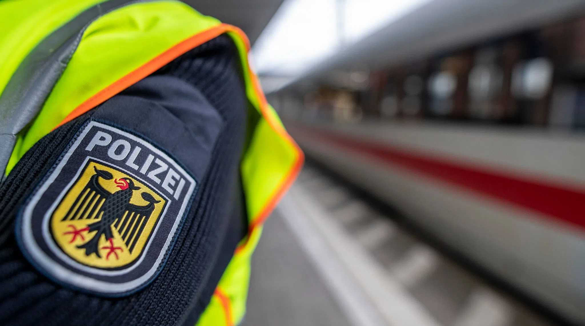 Flüssigkeit in ICE versprüht - Zugbegleiter ohnmächtig