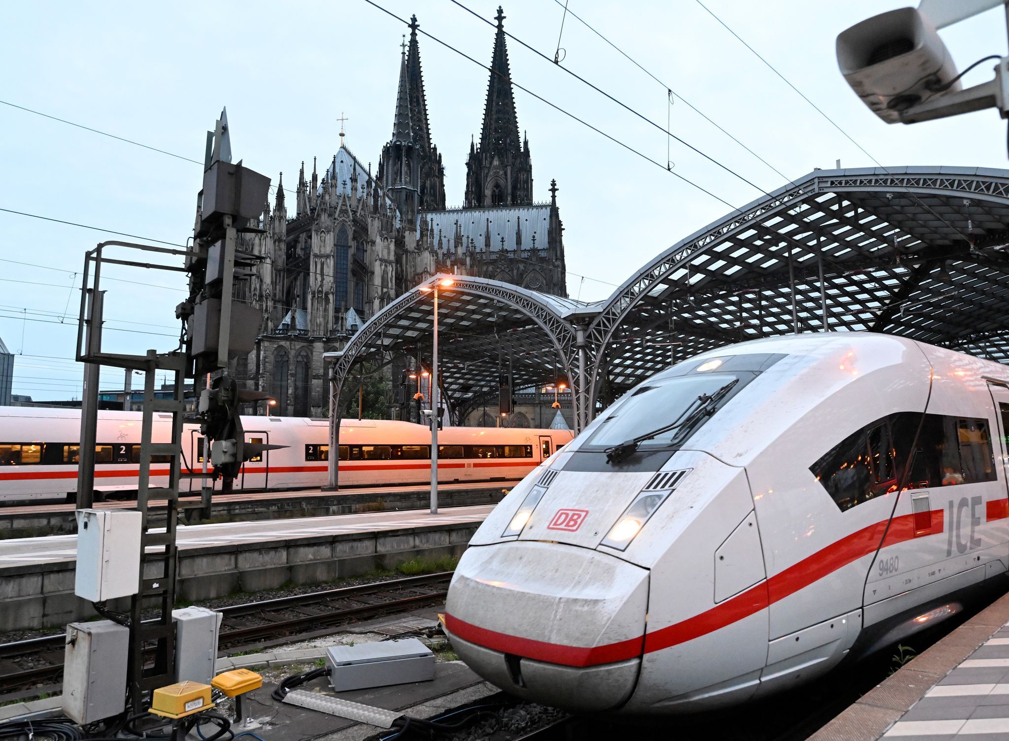 Bahnverkehr wegen Funkstörung bundesweit eingestellt