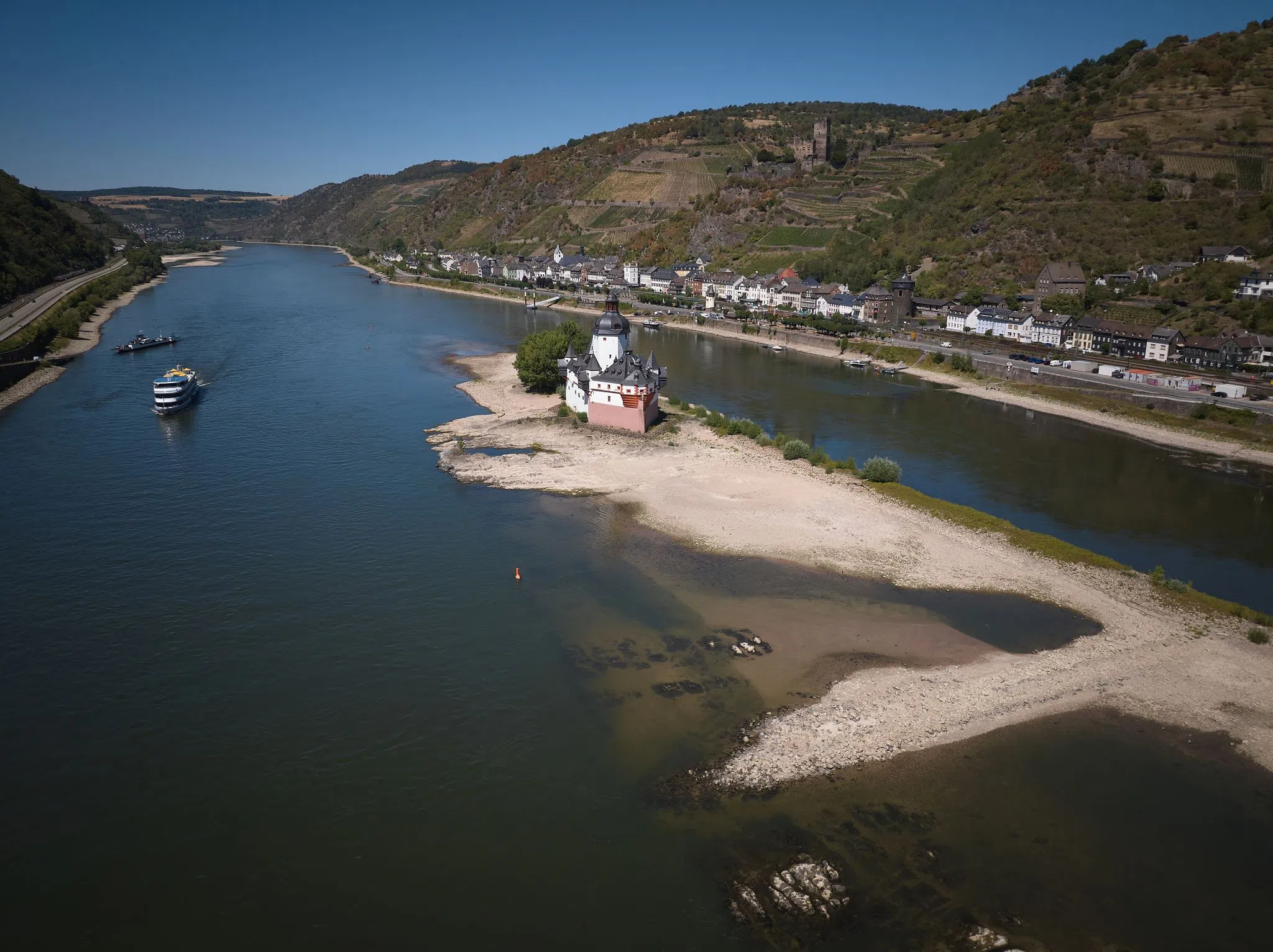 Ein Strom verliert seinen Fluss - Niedrigwasser bremst Rhein
