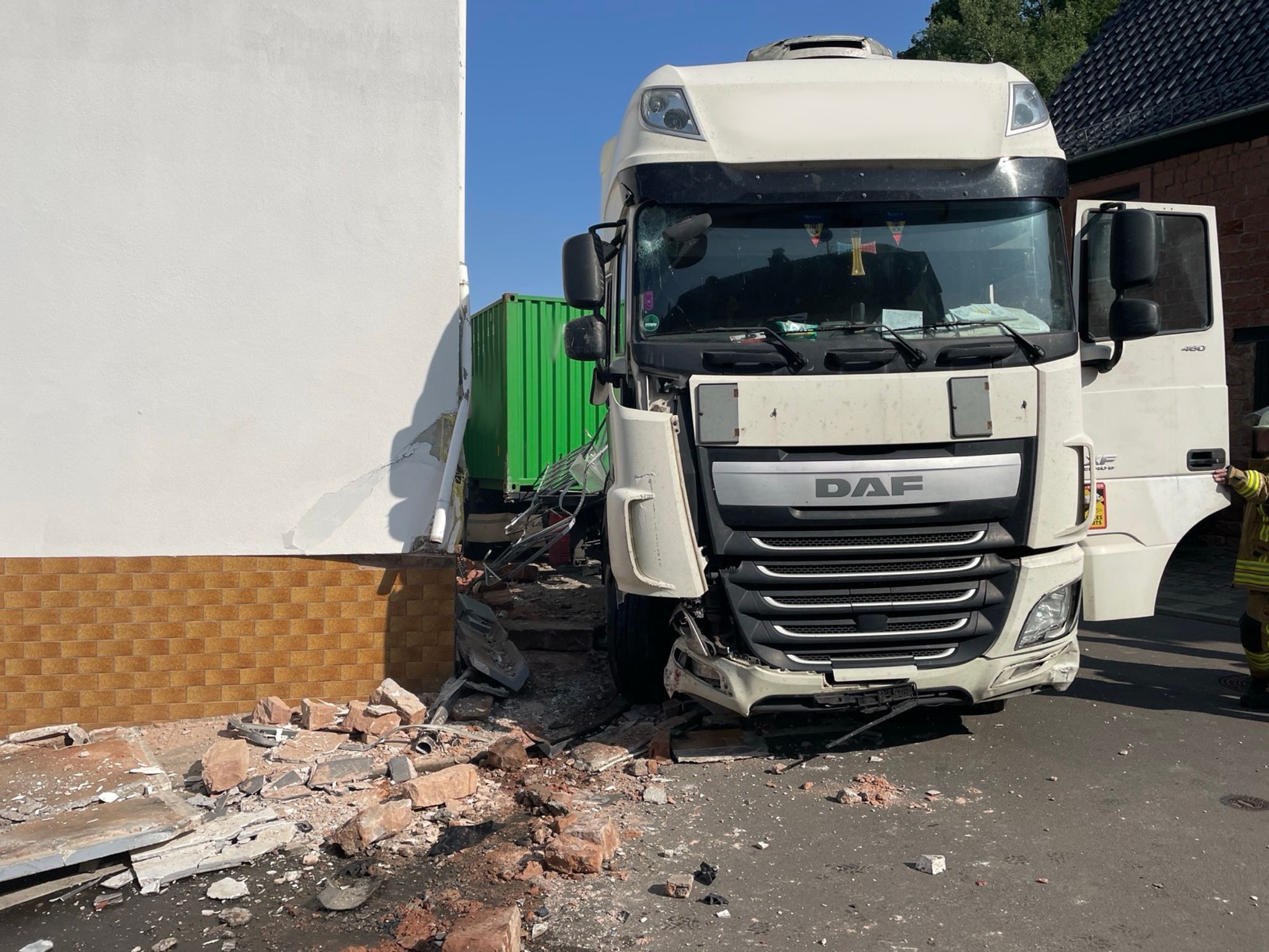 Mit Sattelzug in Hauswand - Fahrer hatte 3,4 Promille Mit Sattelzug in Hauswand - Fahrer hatte 3,4 Promille