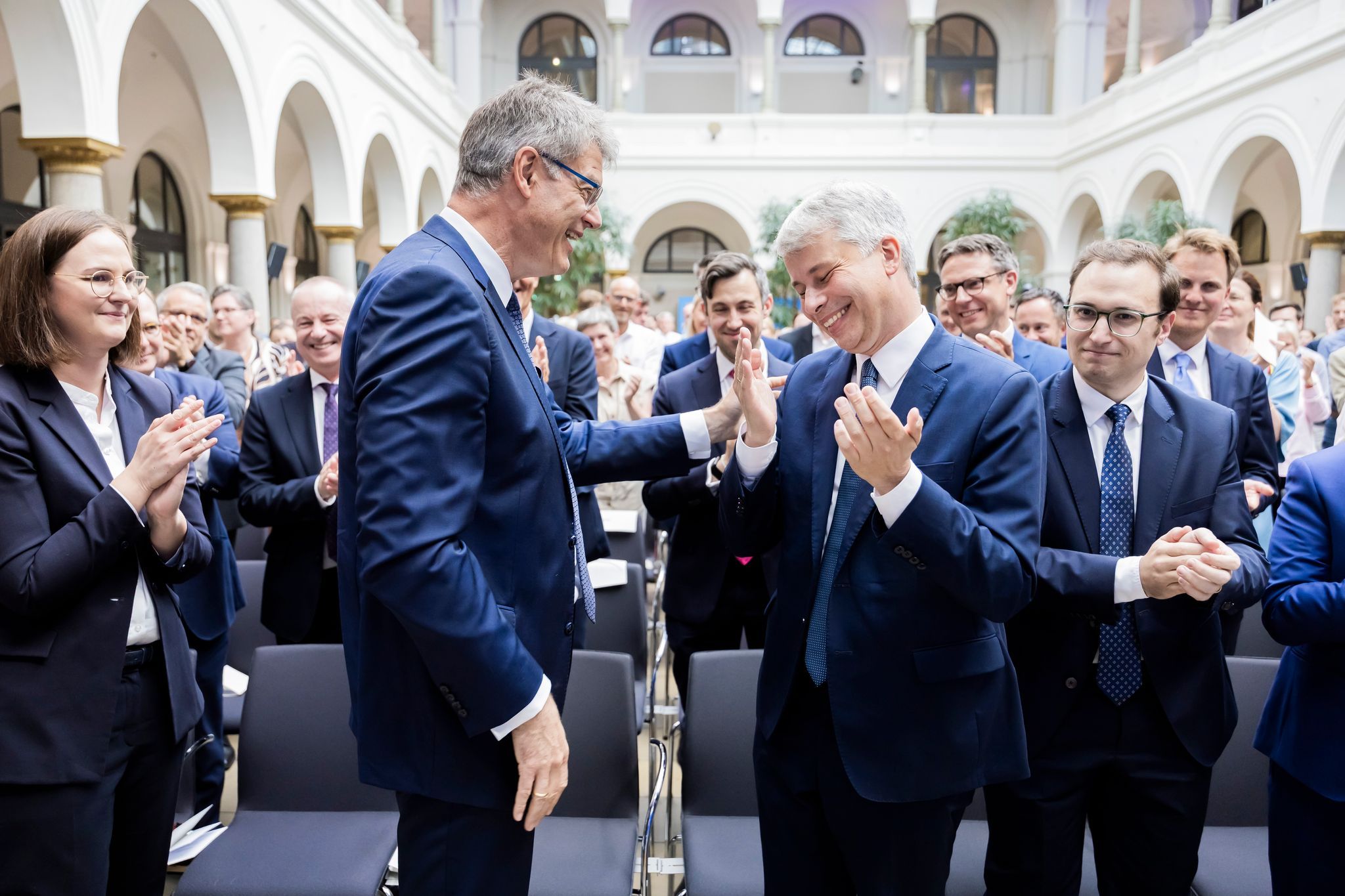 Schnieder verzichtet bei Abschied auf Kritik an Merz