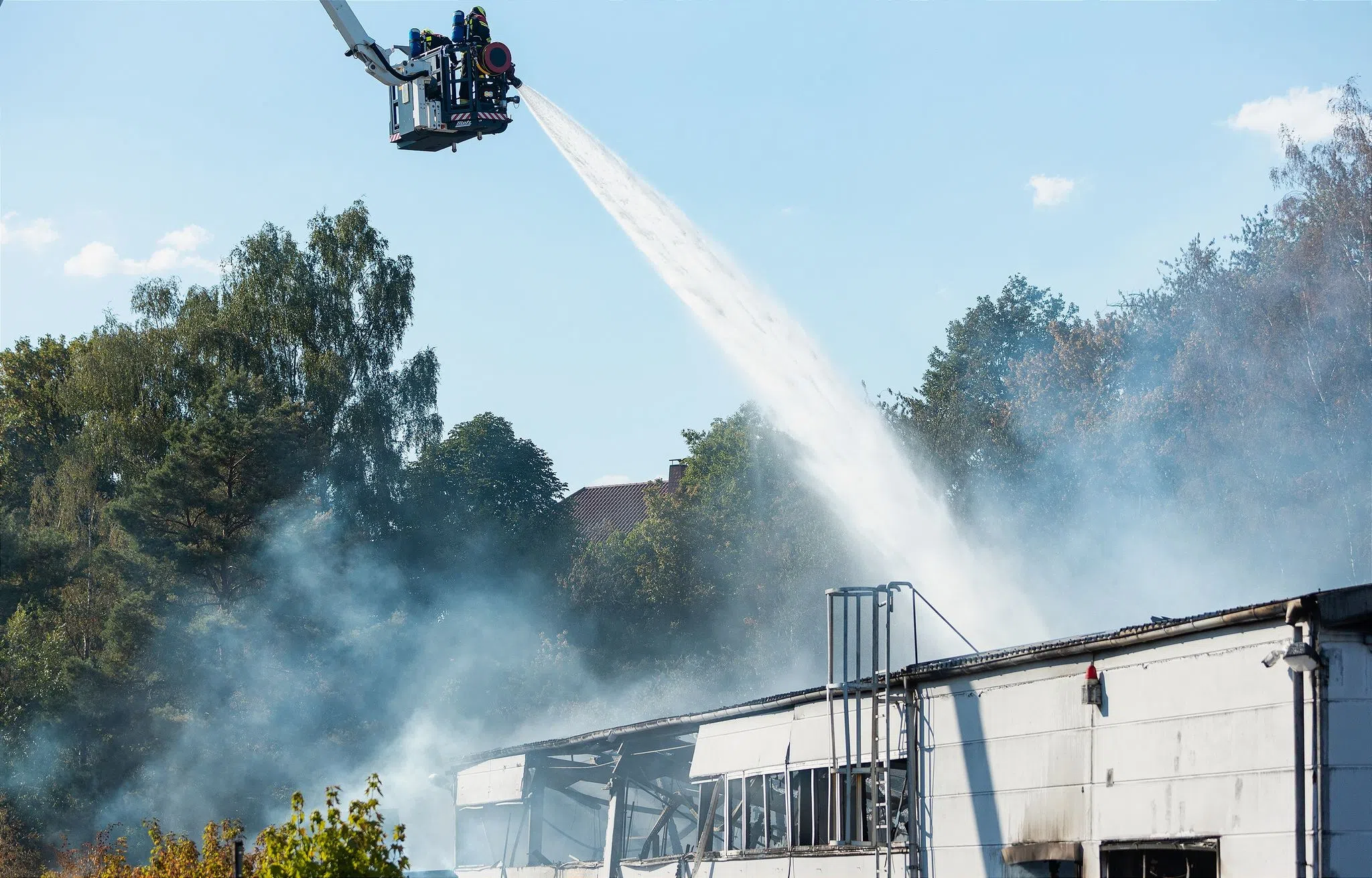 Industriehalle mit Spraydosen in Flammen - drei Verletzte