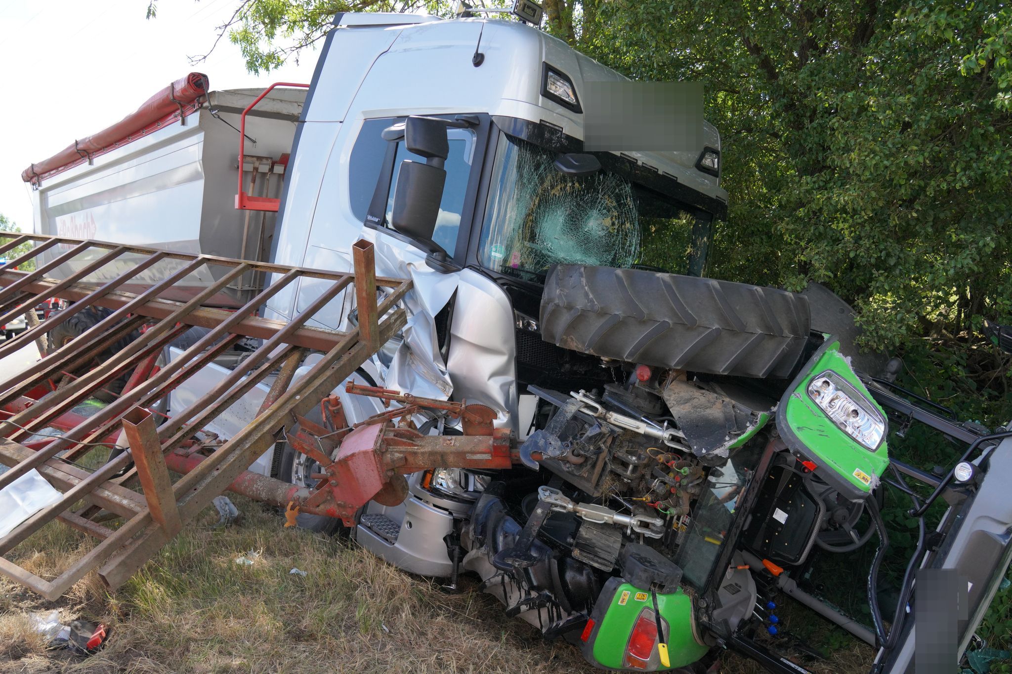 Traktor und Lkw kollidieren - Frau schwer verletzt