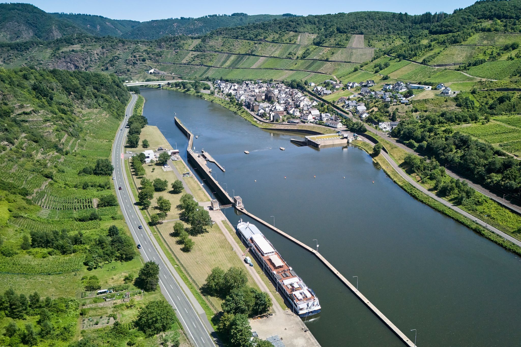Mehr als 100 Liter Diesel laufen in die Mosel