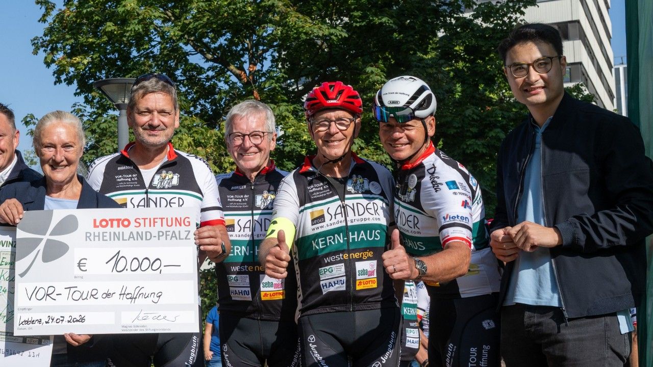 Lotto Rheinland-Pfalz unterstützt die   „VOR-TOUR der Hoffnung“ mit zwei Schecks 