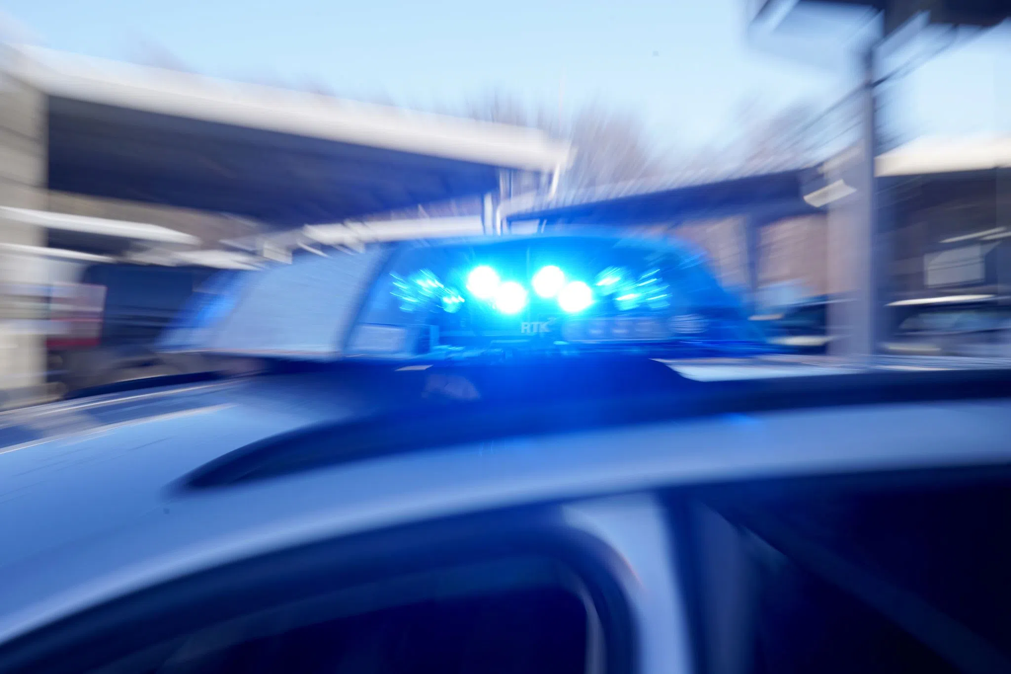 Metallstange und Steine auf Straßenbahngleise - Notbremsung