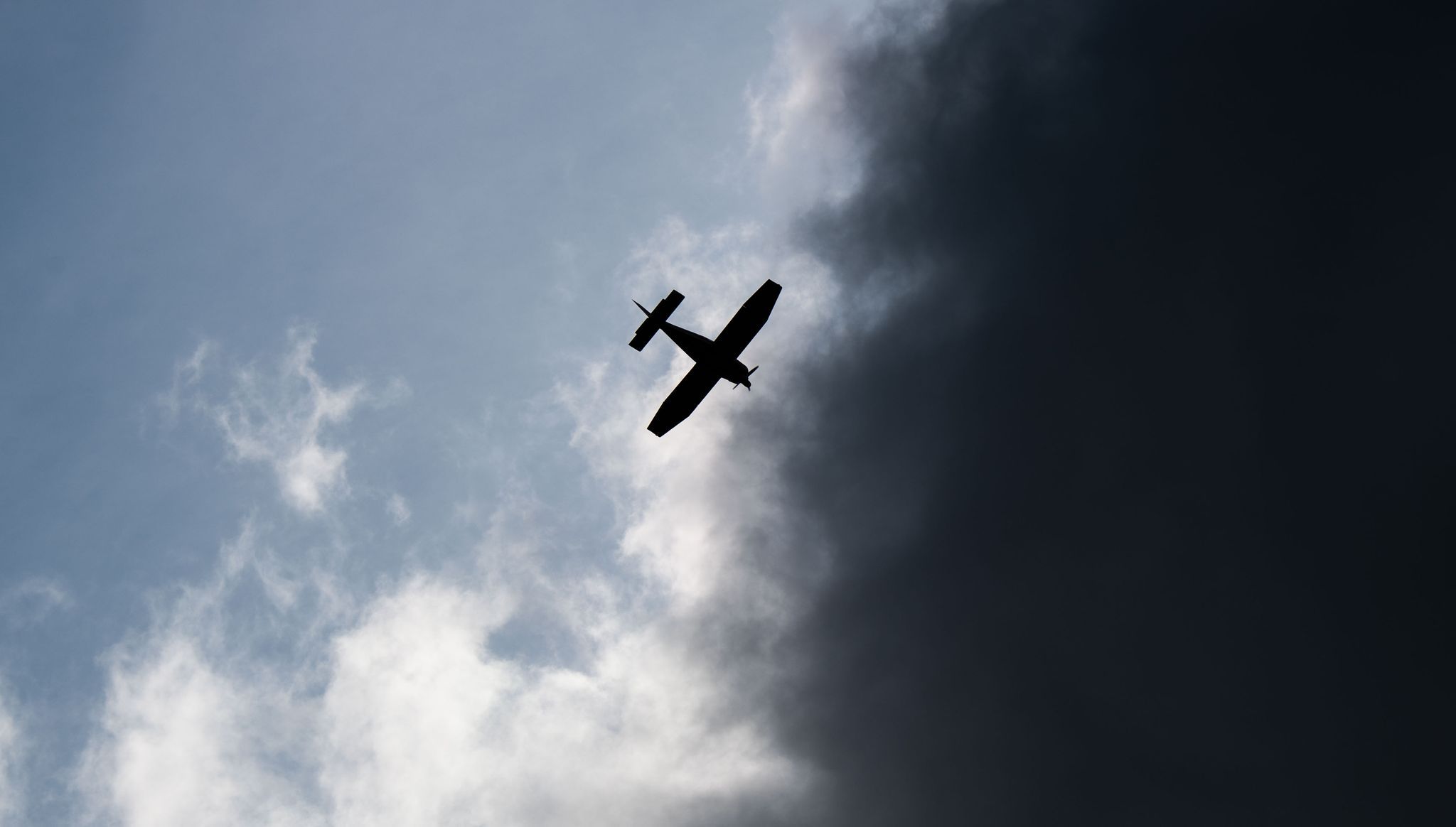 Propellerflugzeug muss in Weinberg notlanden
