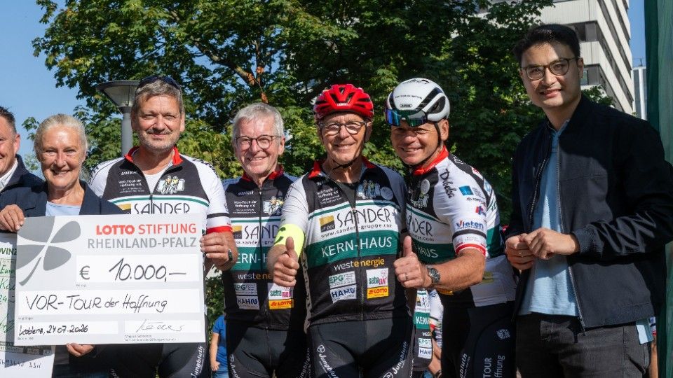 Lotto Rheinland-Pfalz unterstützt die „VOR-TOUR der Hoffnung“ mit zwei Schecks Lotto Rheinland-Pfalz unterstützt die „VOR-TOUR der Hoffnung“ mit zwei Schecks