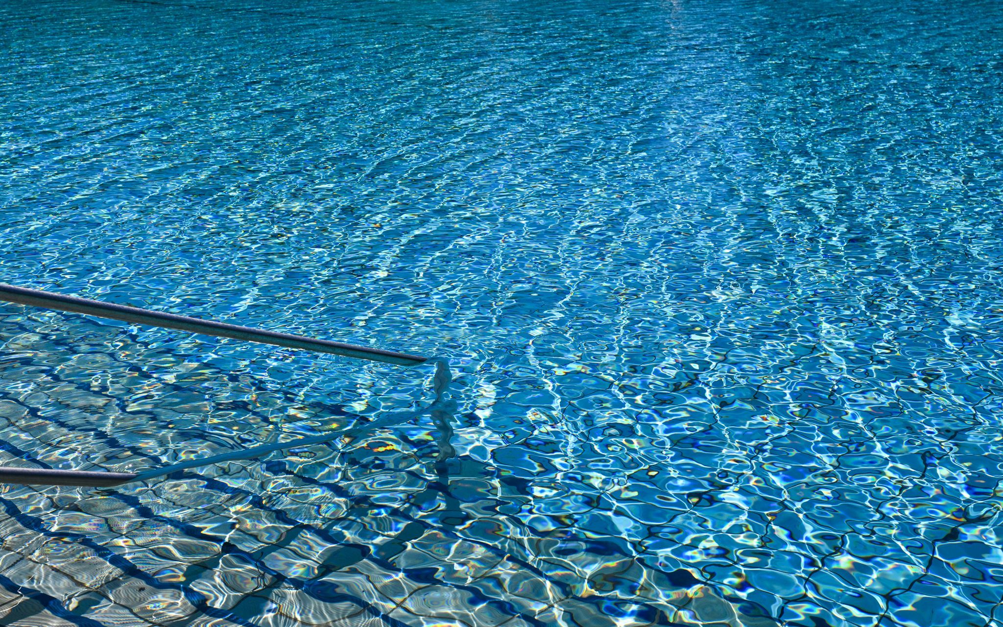 Schwerer Unfall im Freibad: Mann springt auf Mädchen