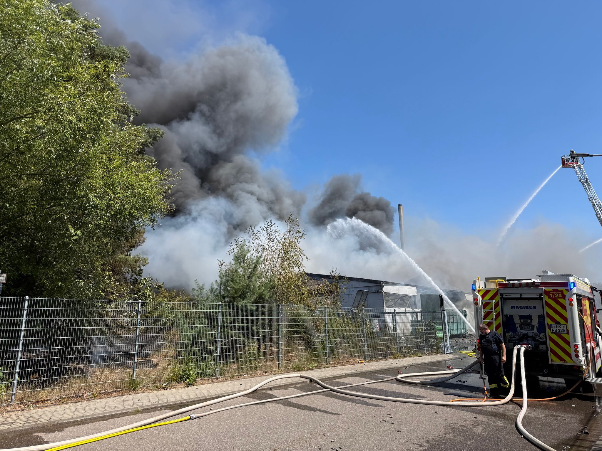 Industriehalle mit Spraydosen in Flammen - drei Verletzte