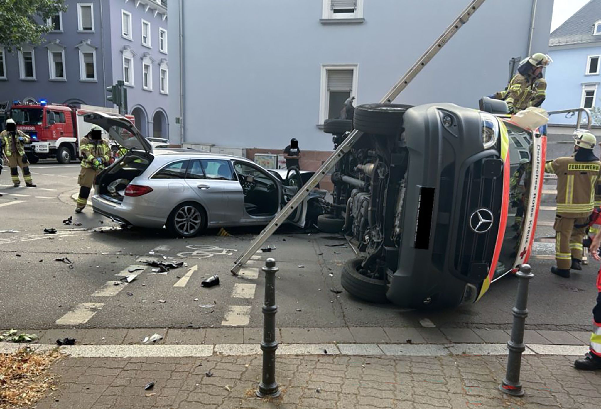 Krankenwagen im Einsatz kollidiert mit Auto – drei Verletzte Krankenwagen im Einsatz kollidiert mit Auto – drei Verletzte