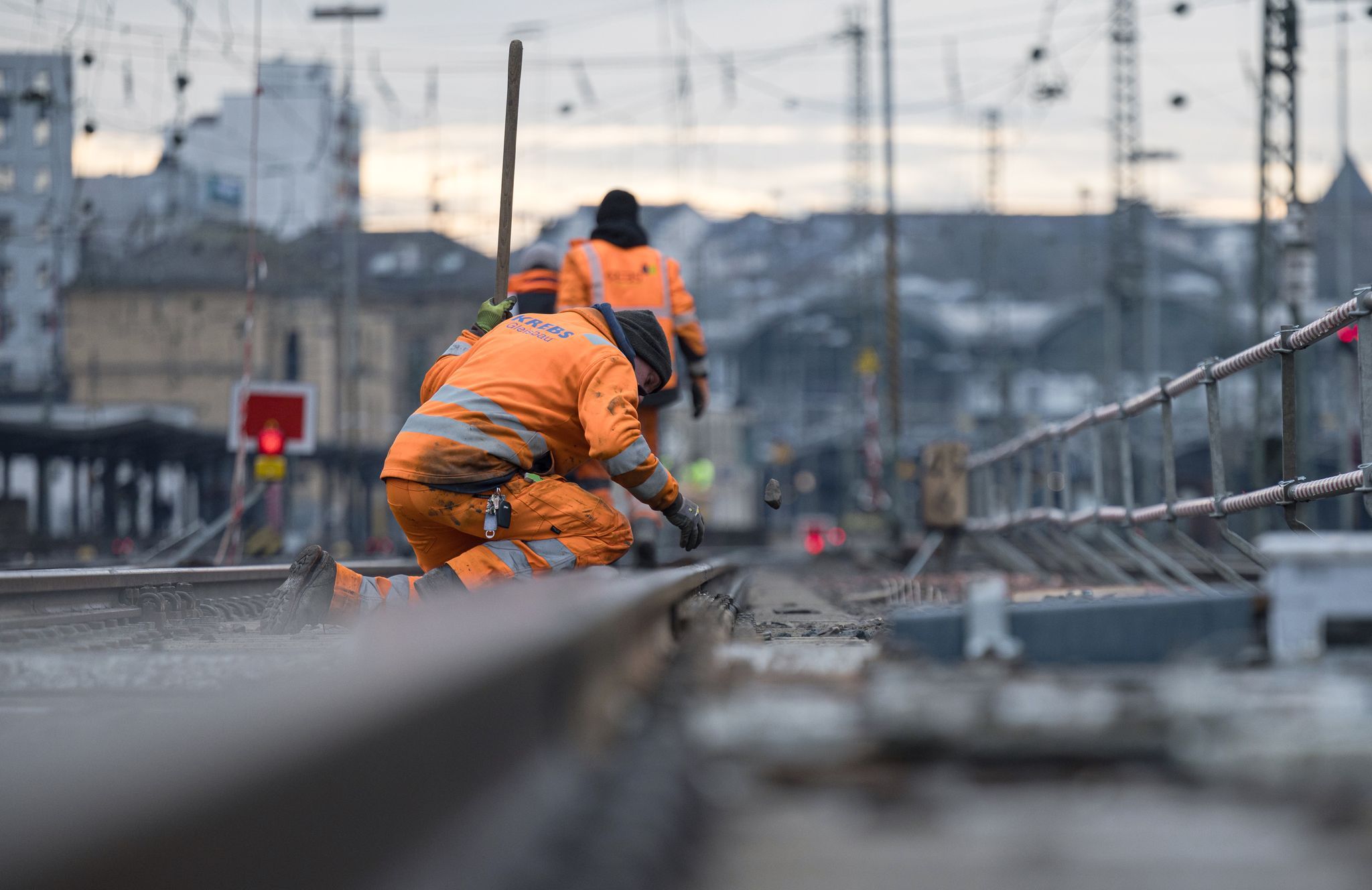 Bahnsperrung rechts des Rheins: Wie Pendler ans Ziel kommen