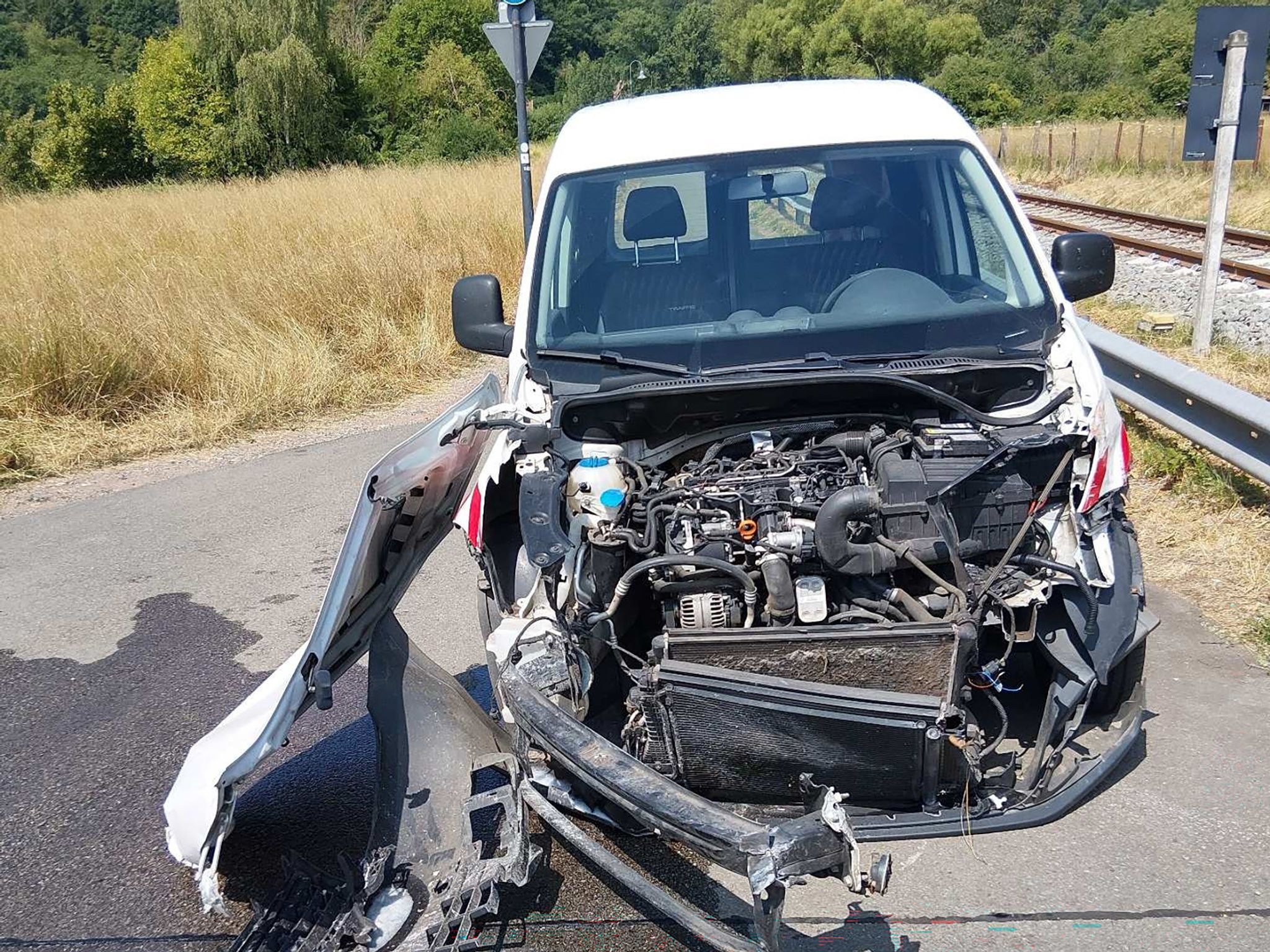 Rote Ampel missachtet - Unfall mit Zug endet glimpflich