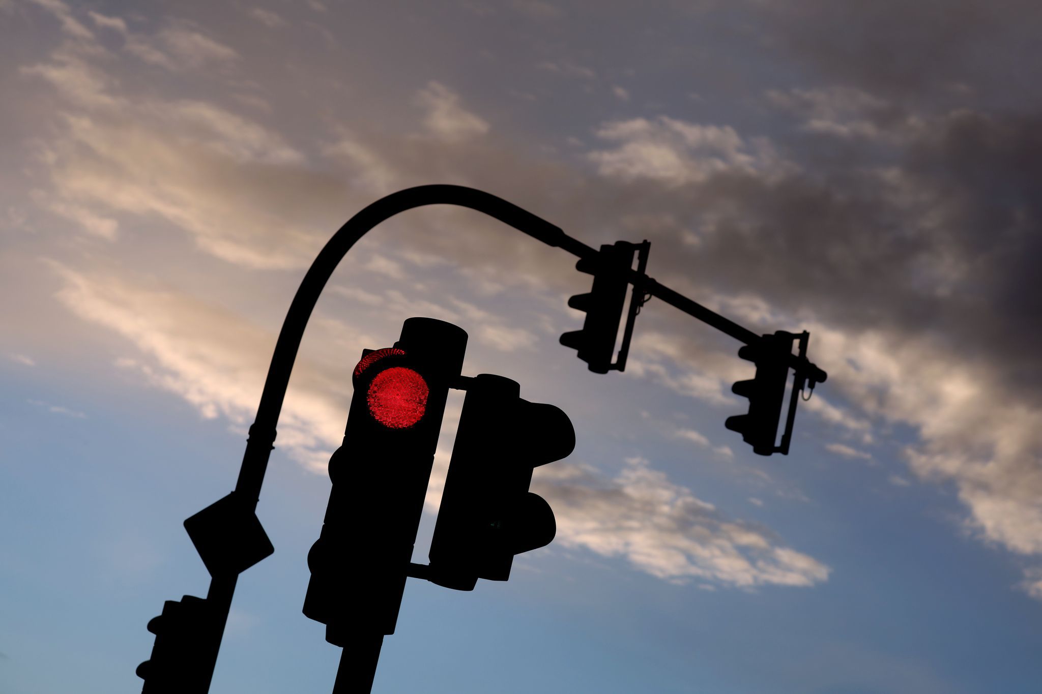 Radfahrer missachtet Rot - Zusammenstoß mit drei Fußgängern