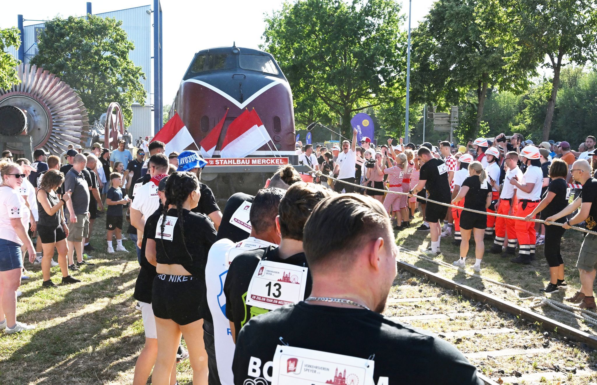 Muskelkraft statt Diesel - 111 Menschen ziehen Lok