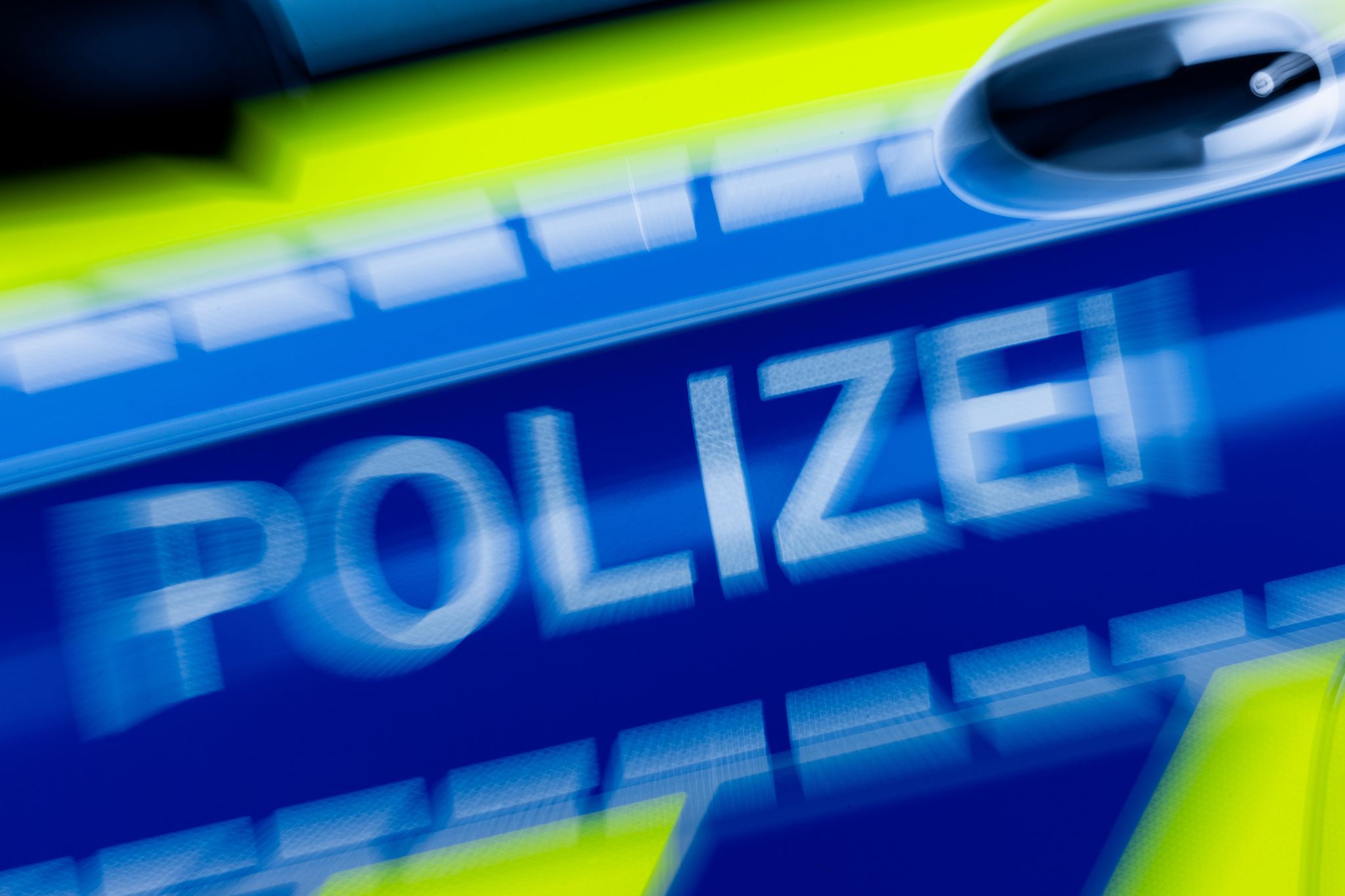 Frau auf Parkplatz erfasst - Autofahrer flüchtet