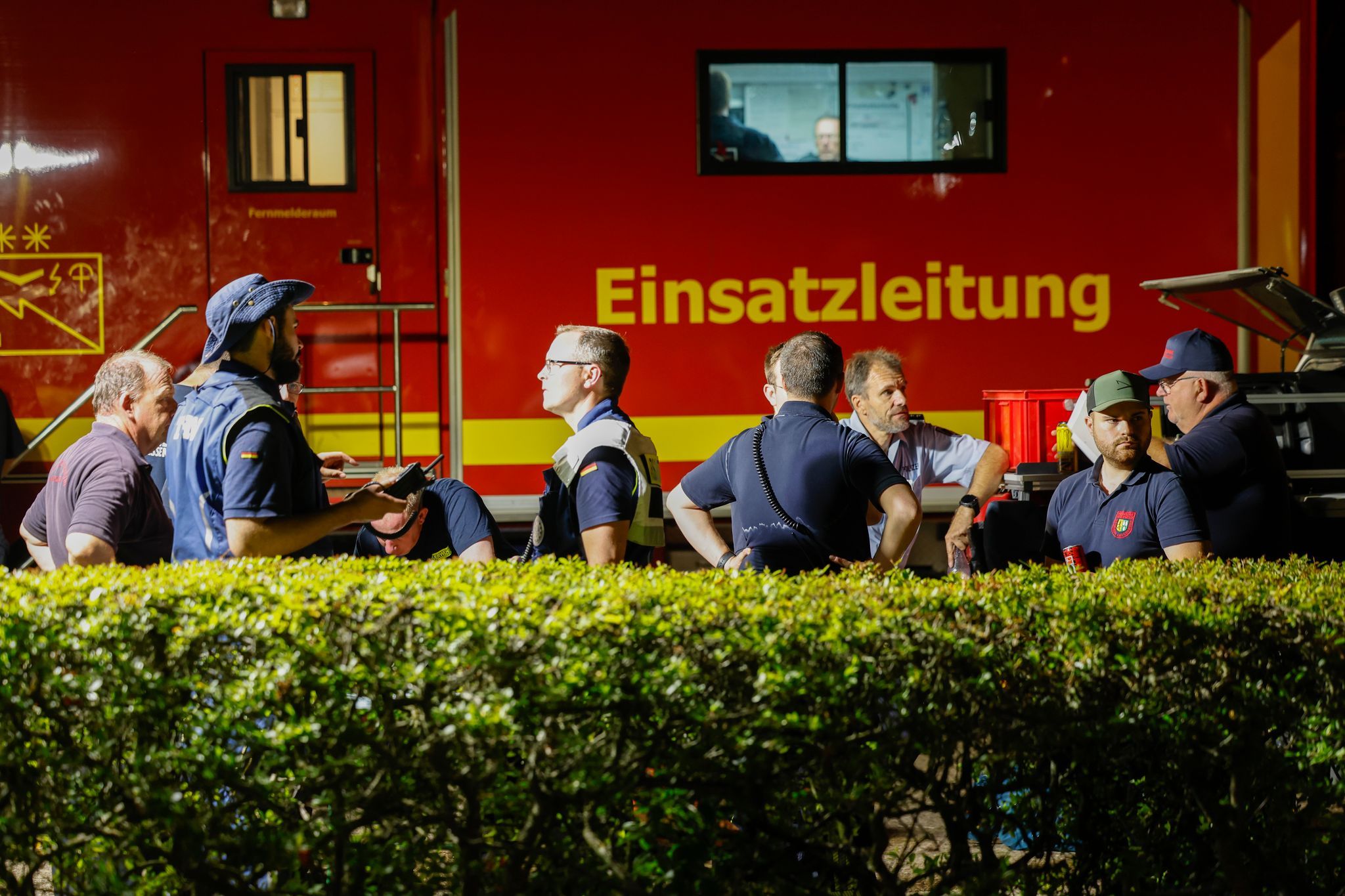 Wind dreht – Feuerwehr verlegt Einsatzzentrale wegen Rauchs