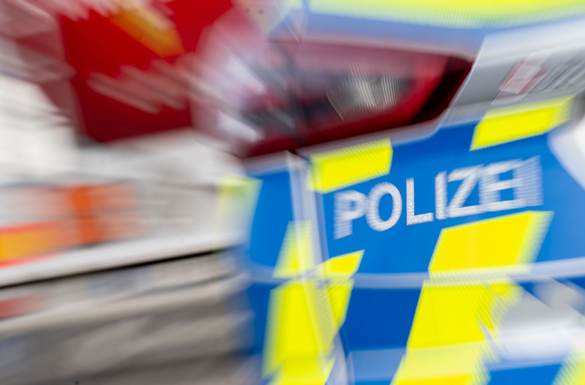 Mit 1,8 Promille: 18-Jähriger fährt gegen Hauswand Mit 1,8 Promille: 18-Jähriger fährt gegen Hauswand