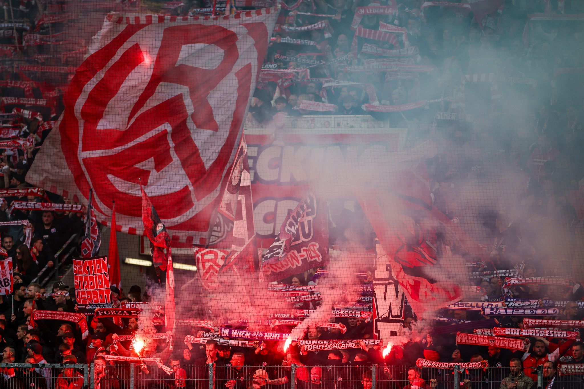 Rot-Weiss Essen verurteilt Fan für Zeigen des Hitlergrußes