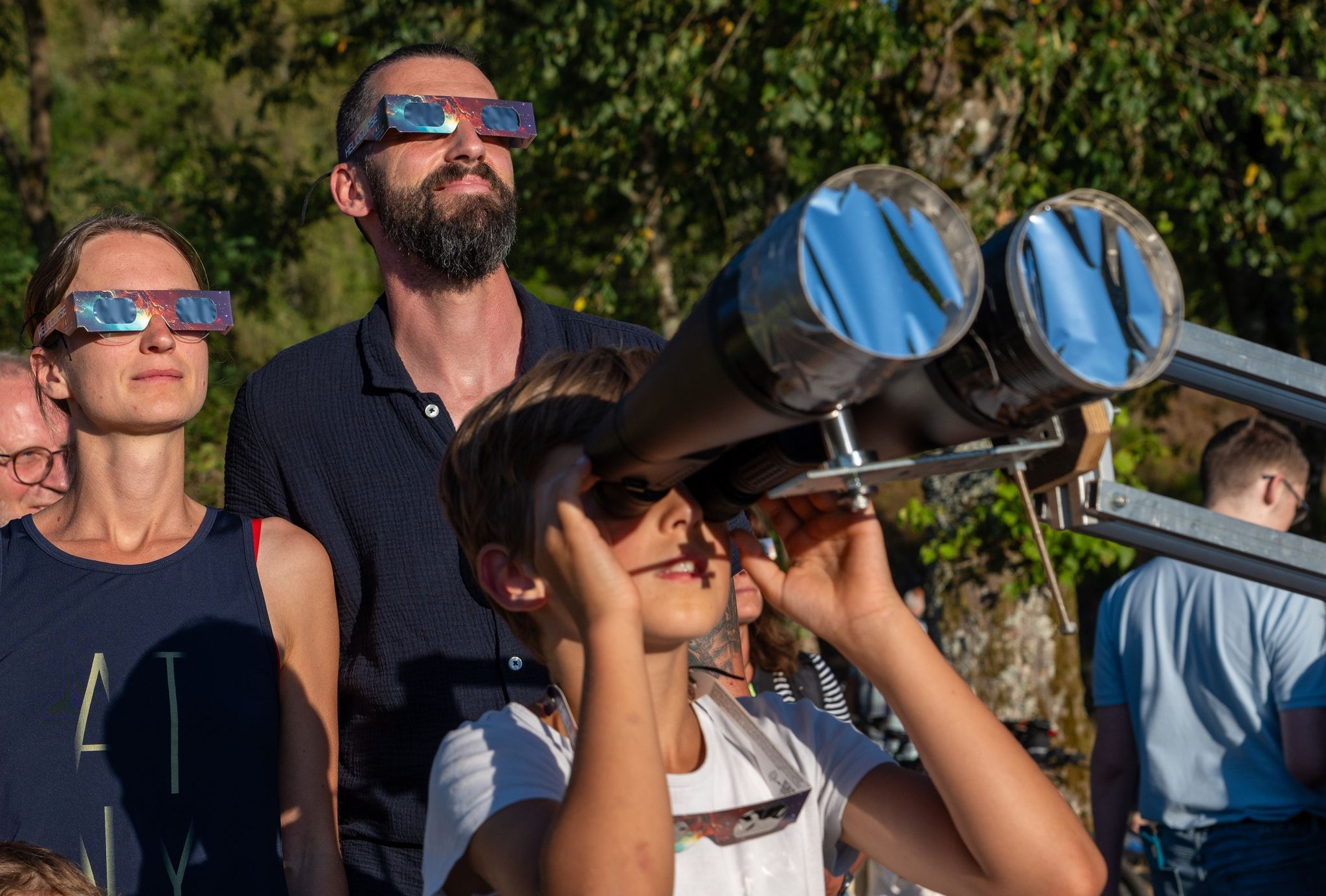 Mit Bollerwagen und Brille: Sonnenfinsternis in der Eifel