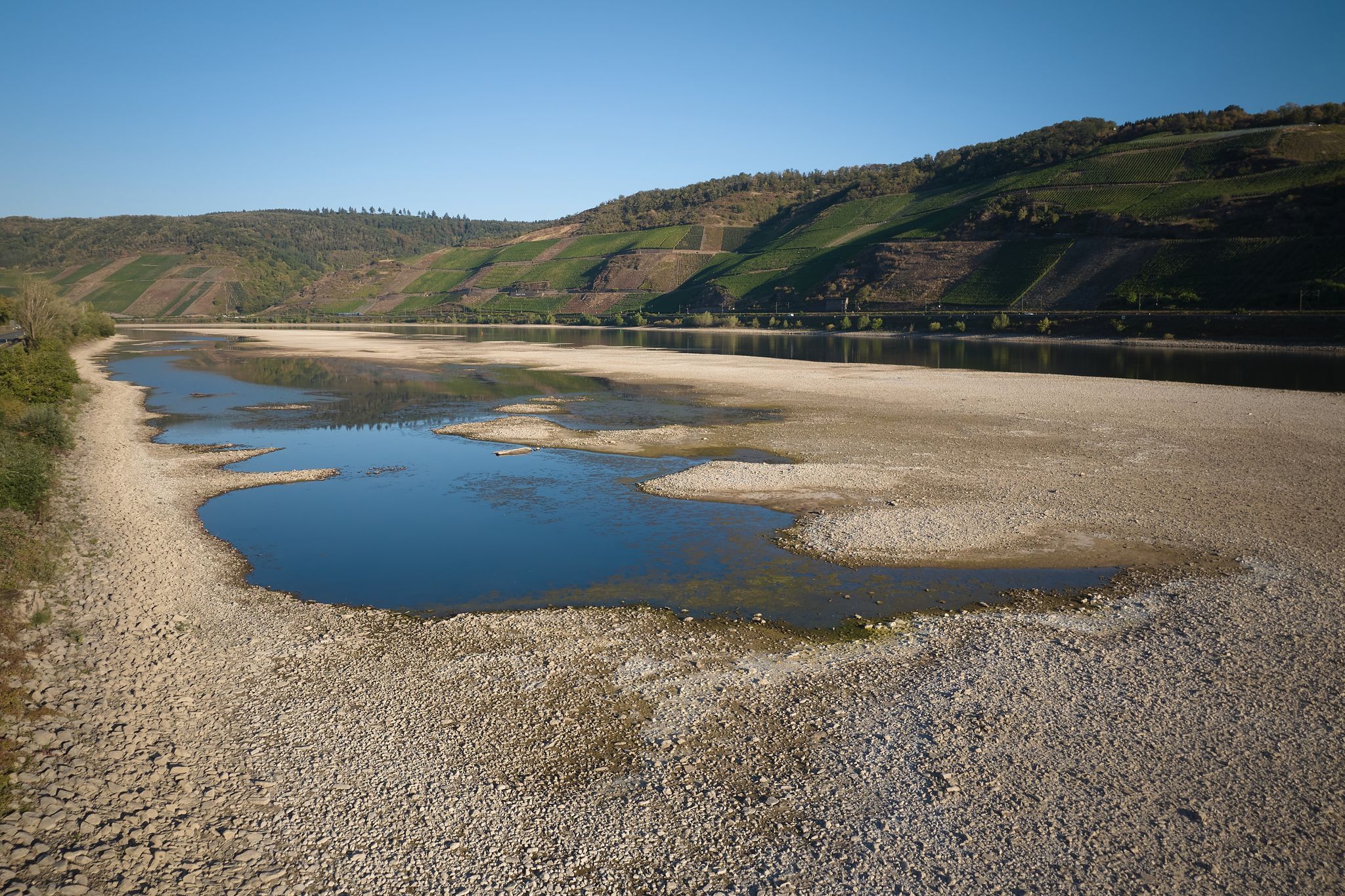 Neue Kiesbänke, alte Bomben - Niedrigwasser verändert Rhein