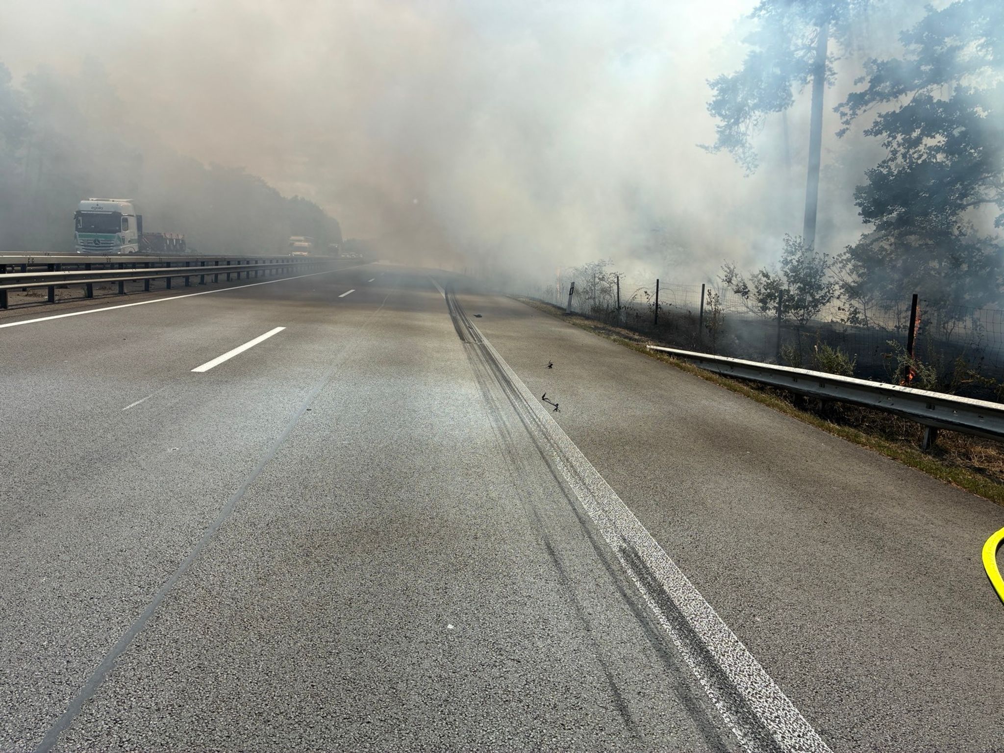 A61 gesperrt: Brennende Reifenteile lösen Großbrand aus A61 gesperrt: Brennende Reifenteile lösen Großbrand aus