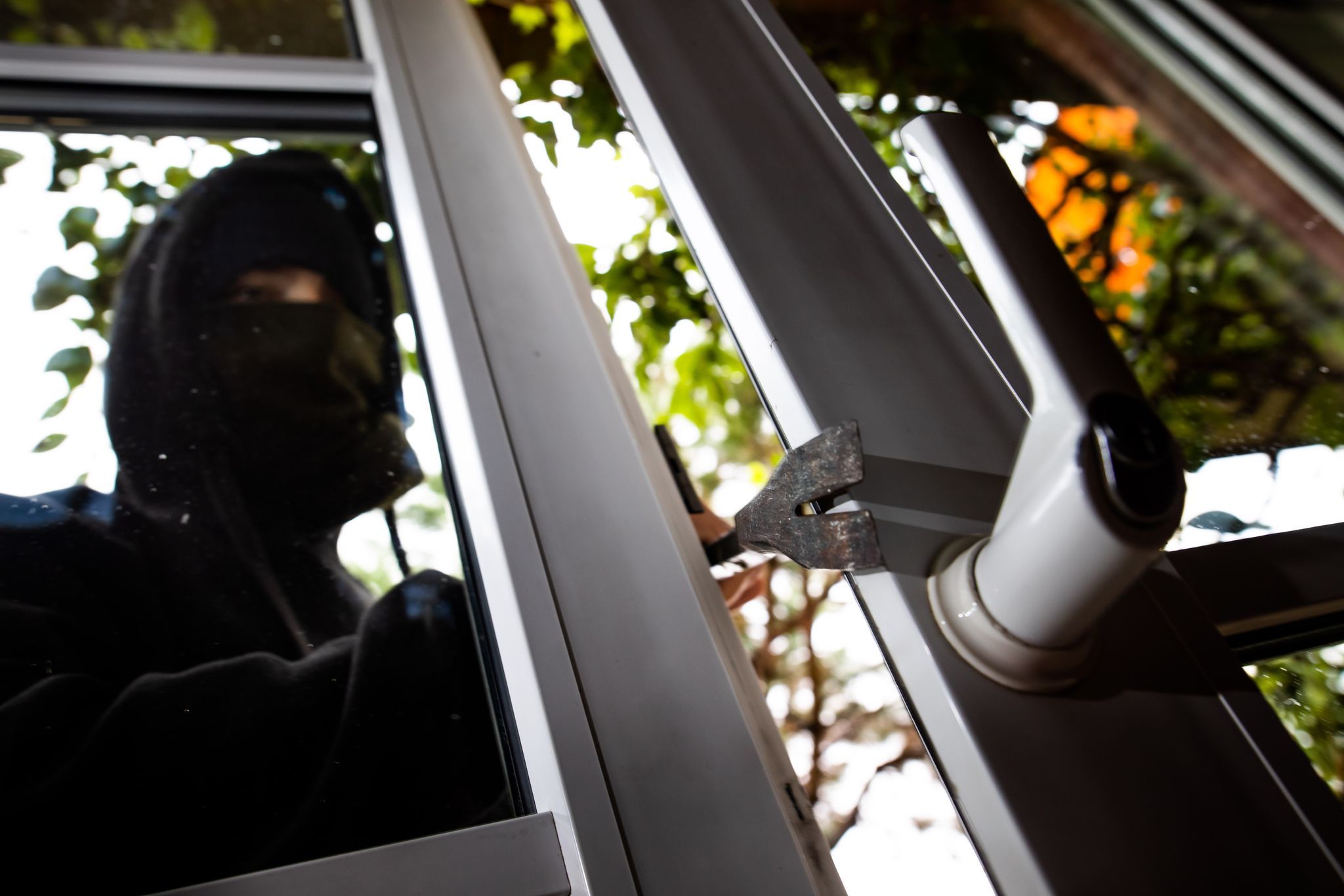 Frau schreit Einbrecher aus ihrem Haus