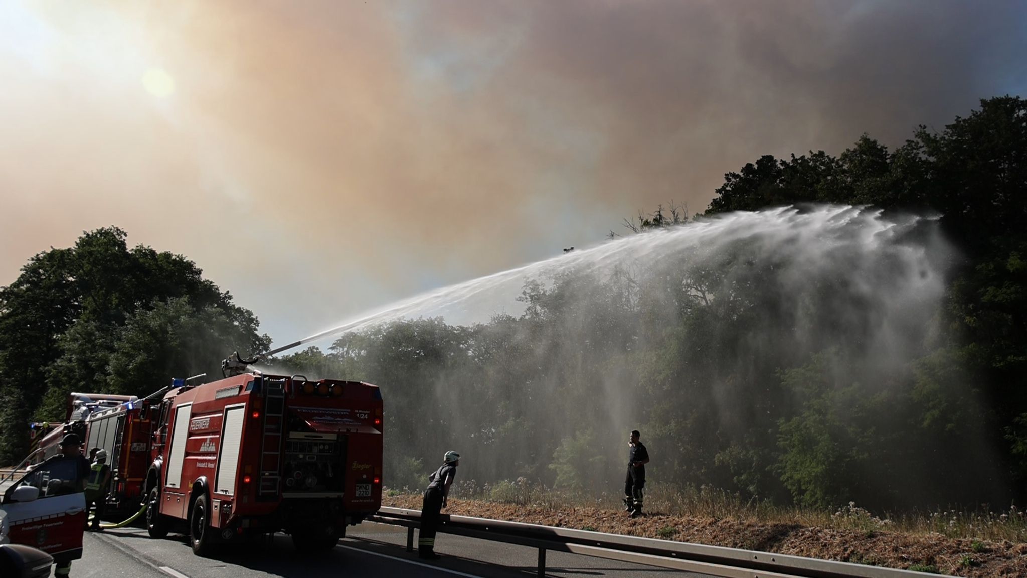 Waldbrand im Saarland - Evakuierung, Feuerwehrleute verletzt