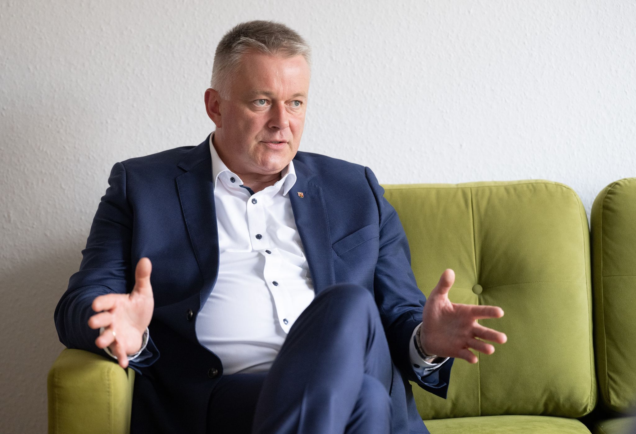 Regierungschef Schnieder fordert Tempo bei Rhein-Vertiefung