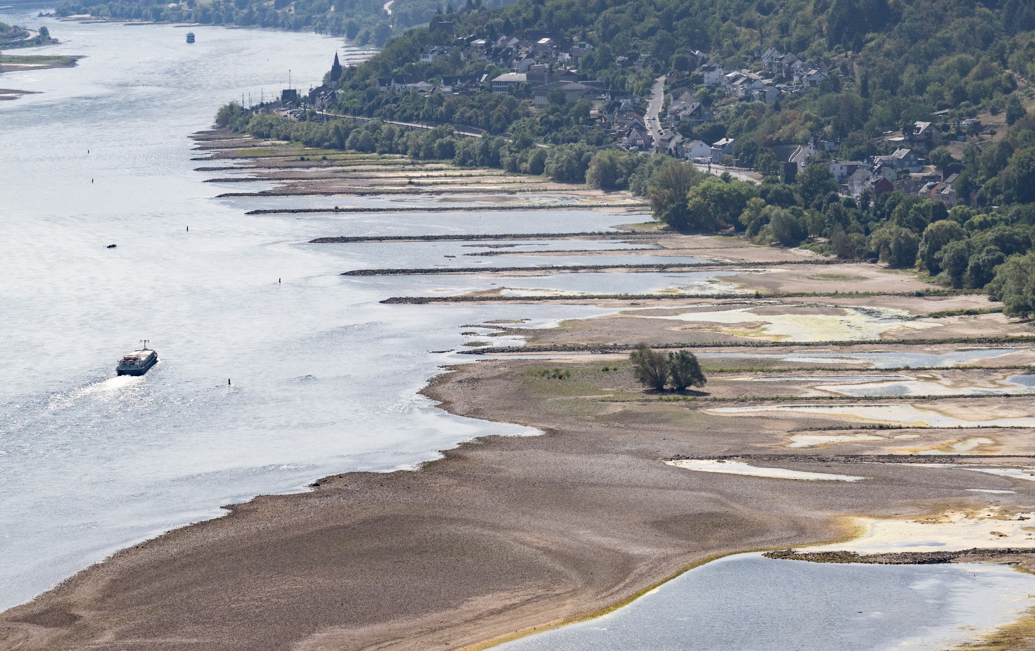 Rhein-Niedrigwasser trifft Binnenschifffahrt erheblich Rhein-Niedrigwasser trifft Binnenschifffahrt erheblich