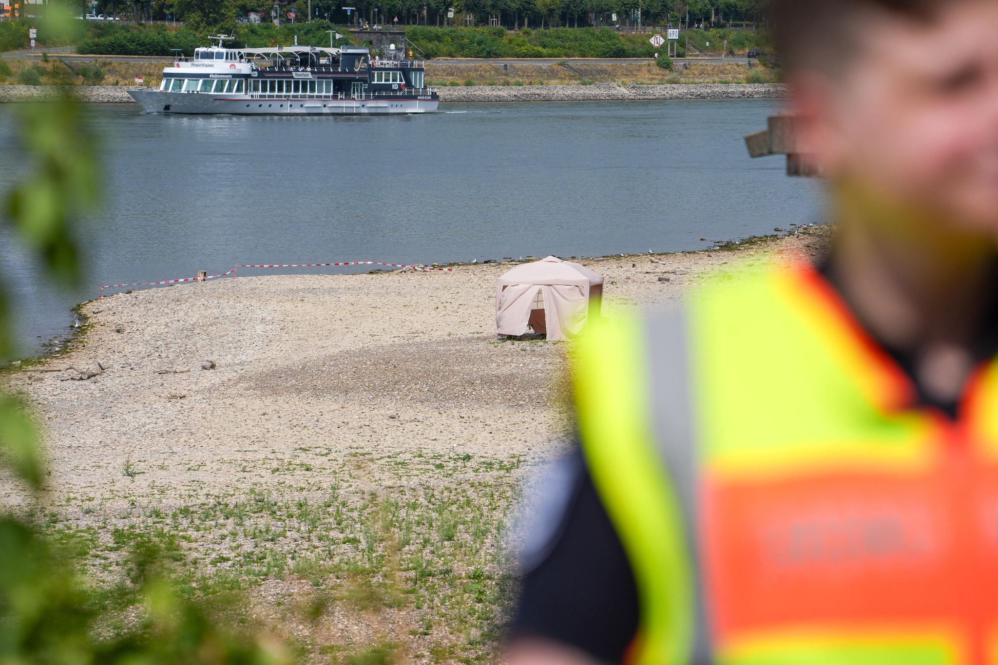 Freigelegte Blindgänger im Rhein: Wie groß ist die Gefahr?