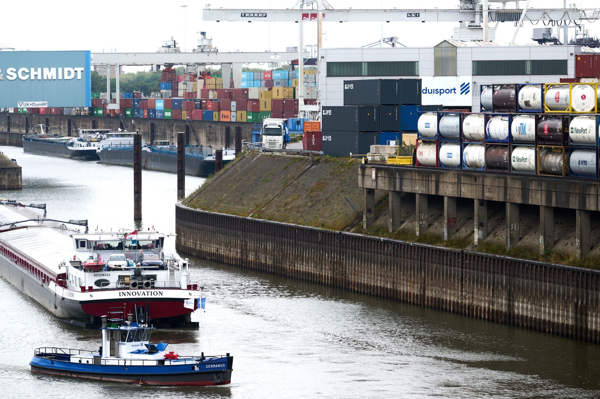 Extrem-Niedrigwasser: Mehr Schiffe laufen Hafen Duisburg an Extrem-Niedrigwasser: Mehr Schiffe laufen Hafen Duisburg an