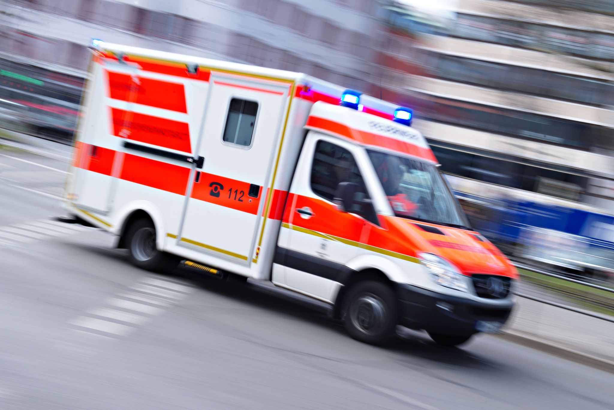 26-Jähriger prallt mit Auto gegen Baum und wird verletzt