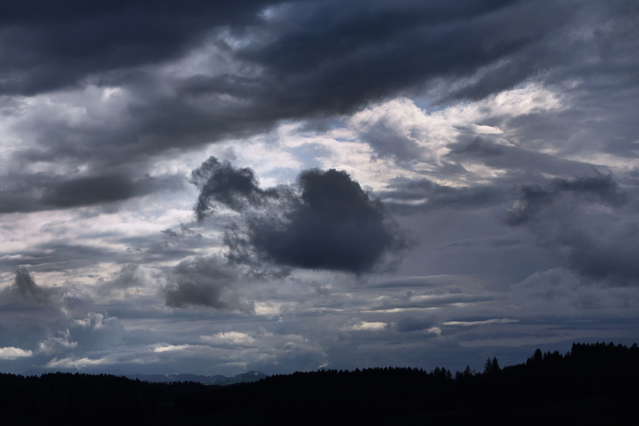 Kräftige Gewitter und Sturmböen zum Wochenstart erwartet