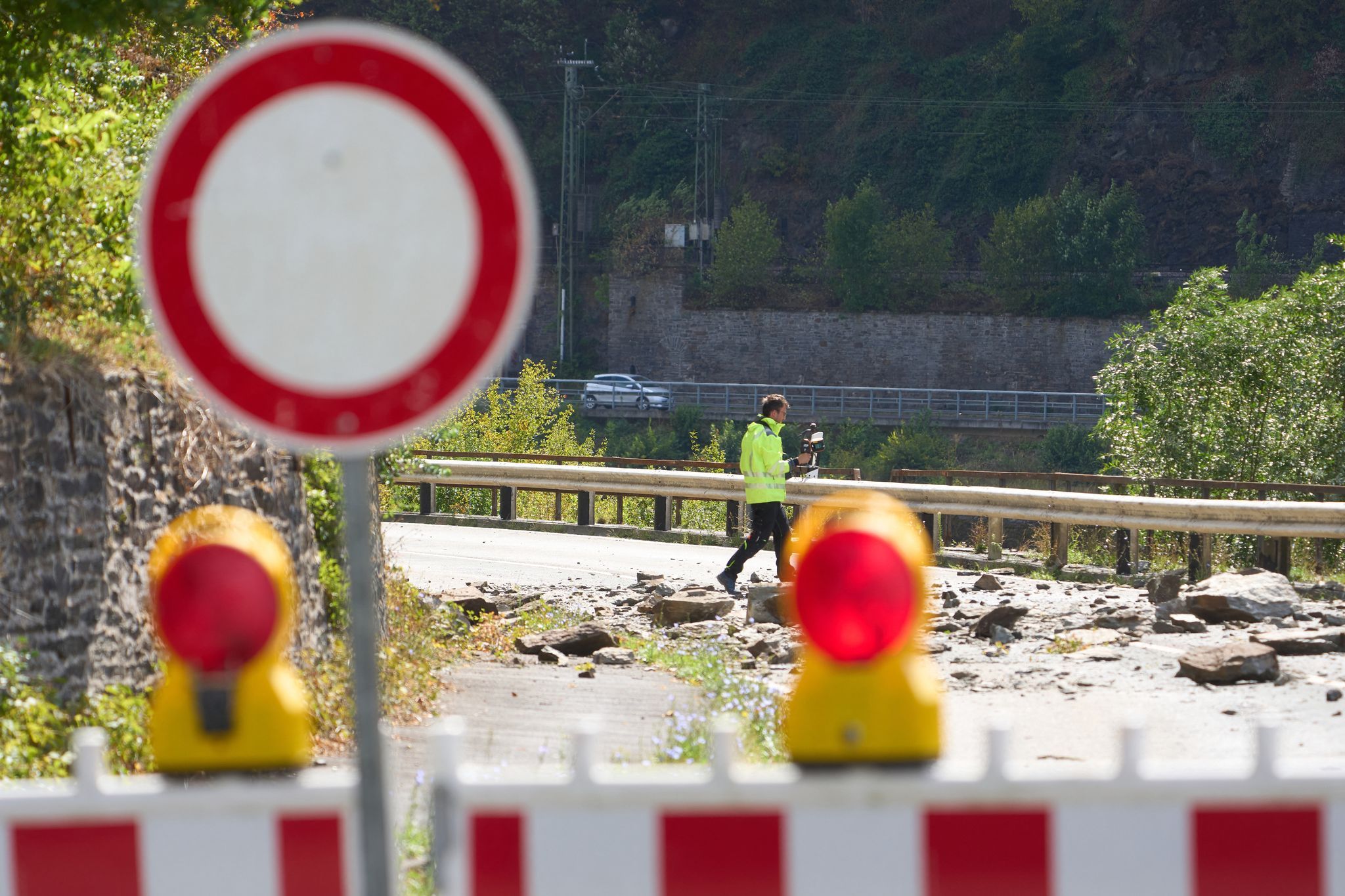 Schuhkartongroße Felsbrocken stürzen auf Straße an Loreley