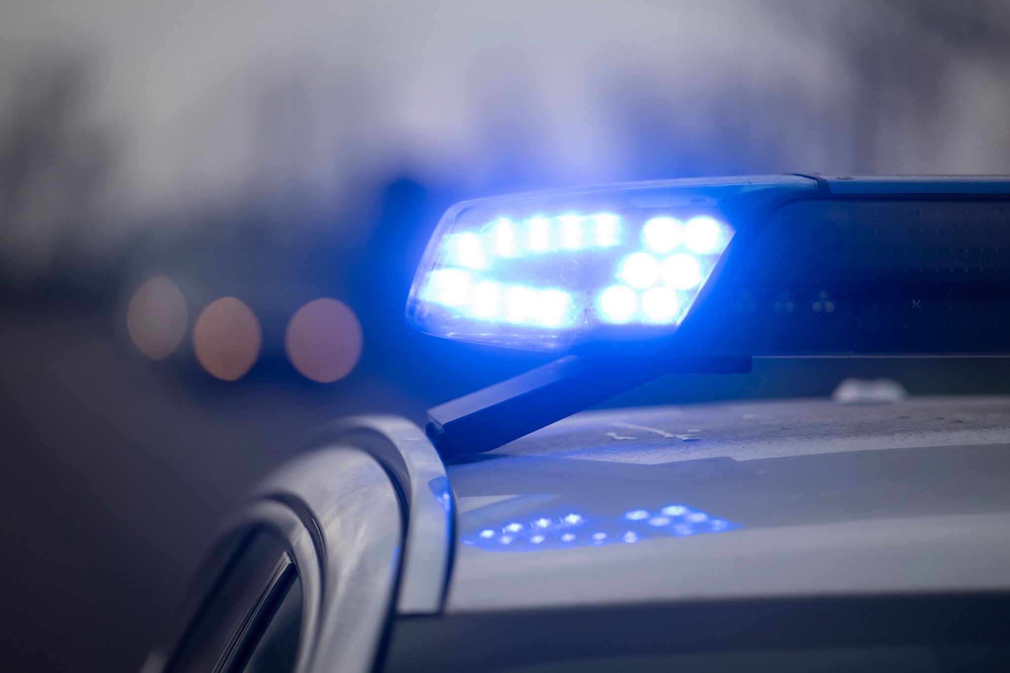 Mann fährt über Gehweg an Bus vorbei und verletzt Anwohner