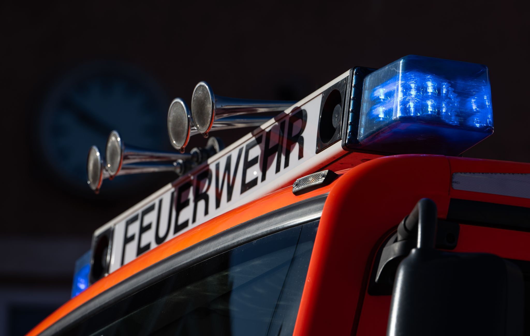 Großbrand in Unternehmen: Häuser geräumt, Bahnlinie gesperrt