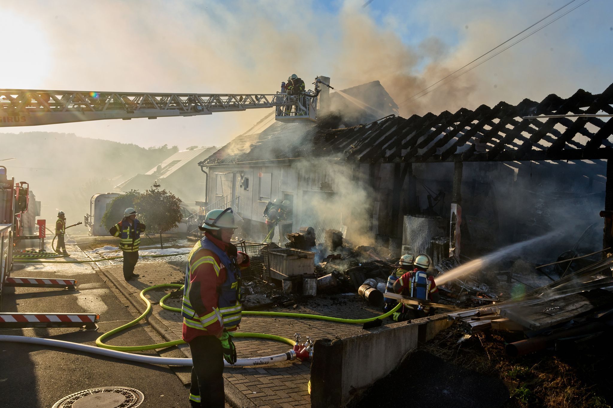 Dachdeckerfirma samt Wohngebäude in Brand geraten