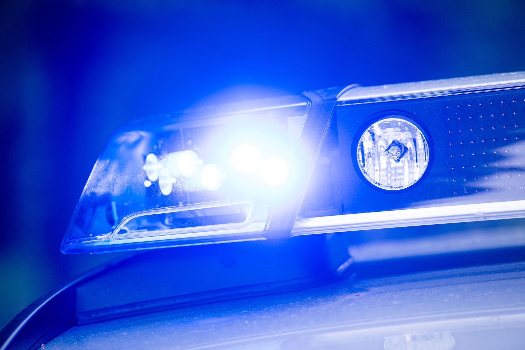 Betrunkener Fahrer übersieht Polizei trotz Blaulicht