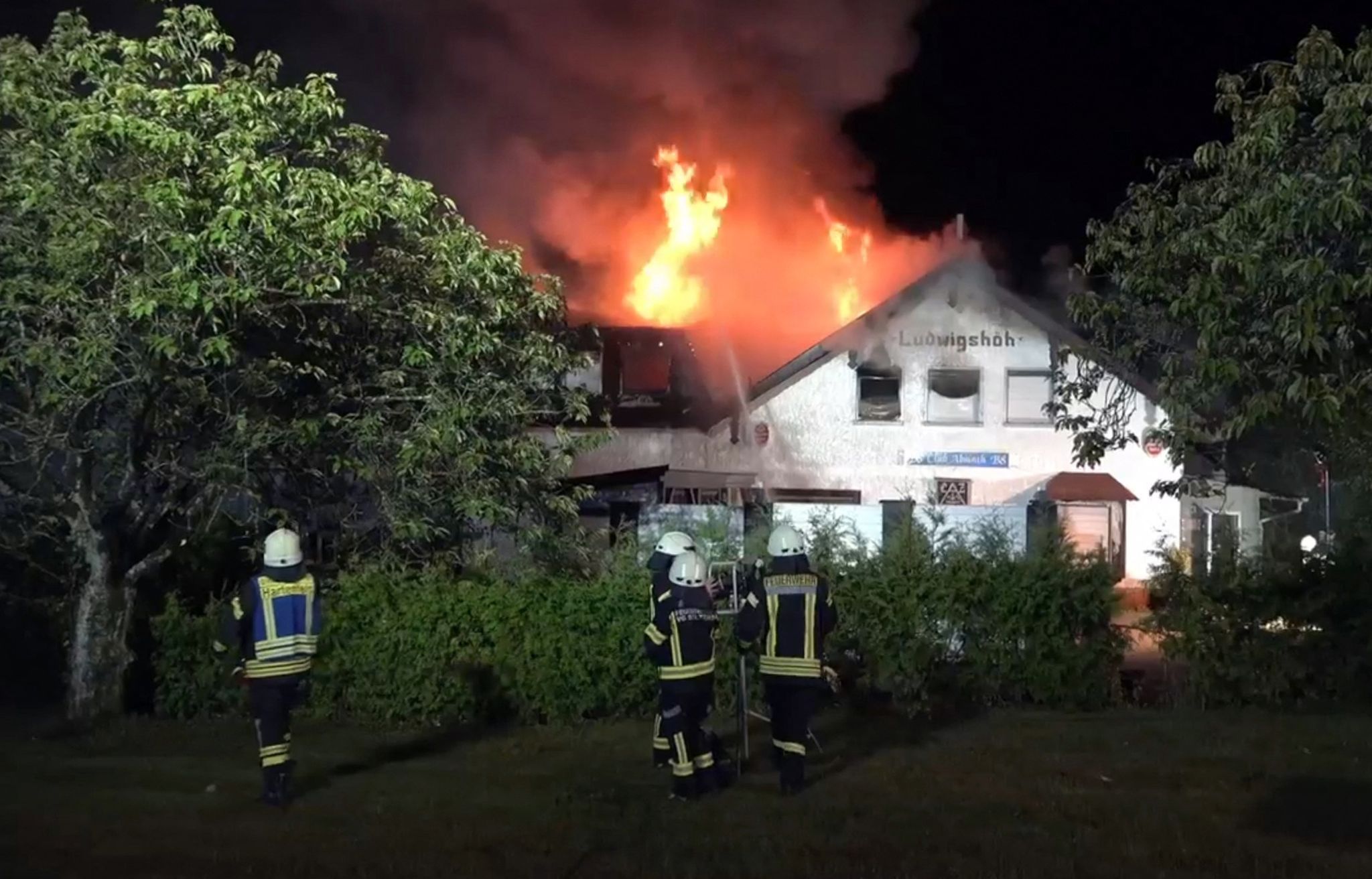 Feuer in Swingerclub: Gebäude steht in Vollbrand