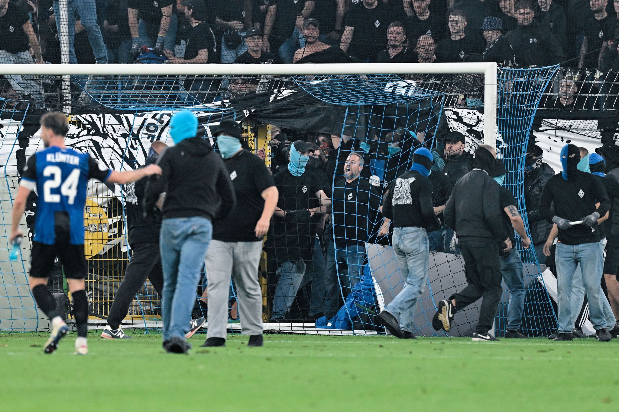 Platzsturm beim Südwest-Derby: FCK schaltet Waldhof aus Platzsturm beim Südwest-Derby: FCK schaltet Waldhof aus