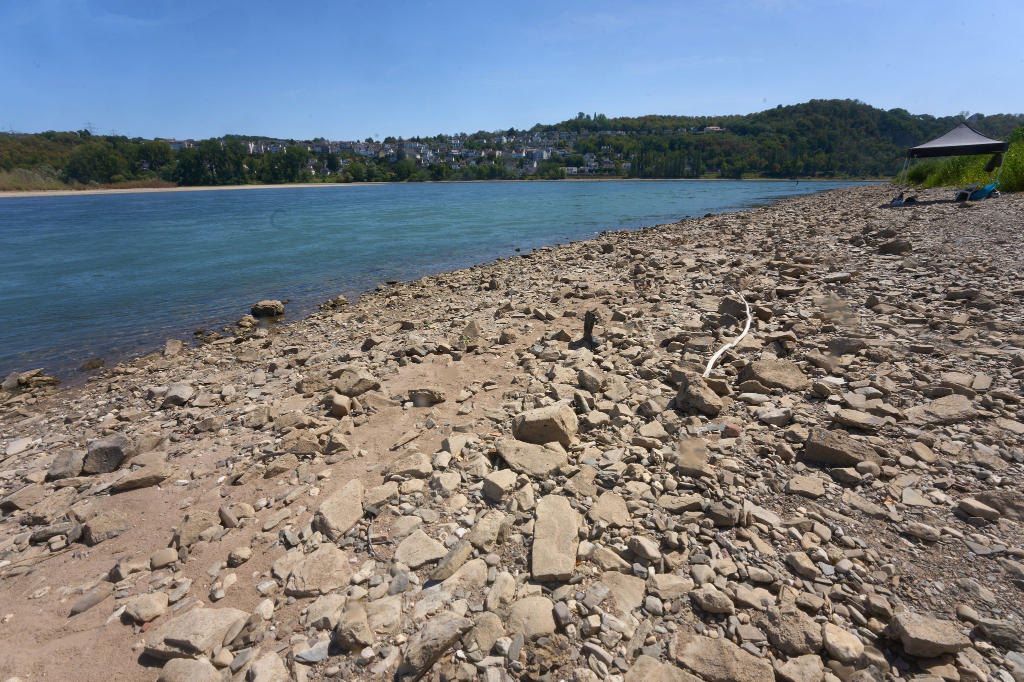 Bazooka-Rakete und Granate im Rhein: Sprengung geplant