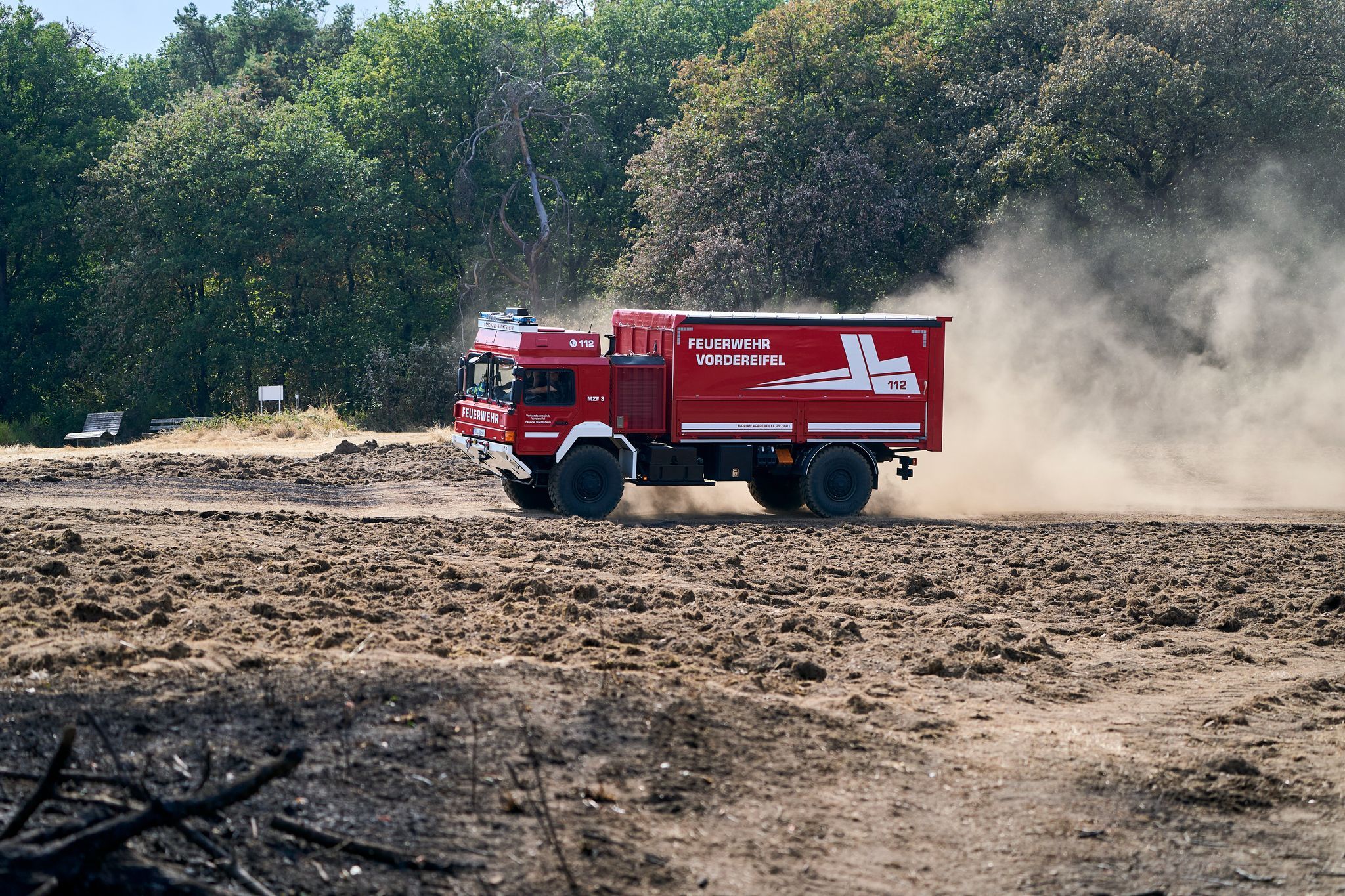 Regen hilft: letzte Kontrollen nach Großbrand bei Langscheid